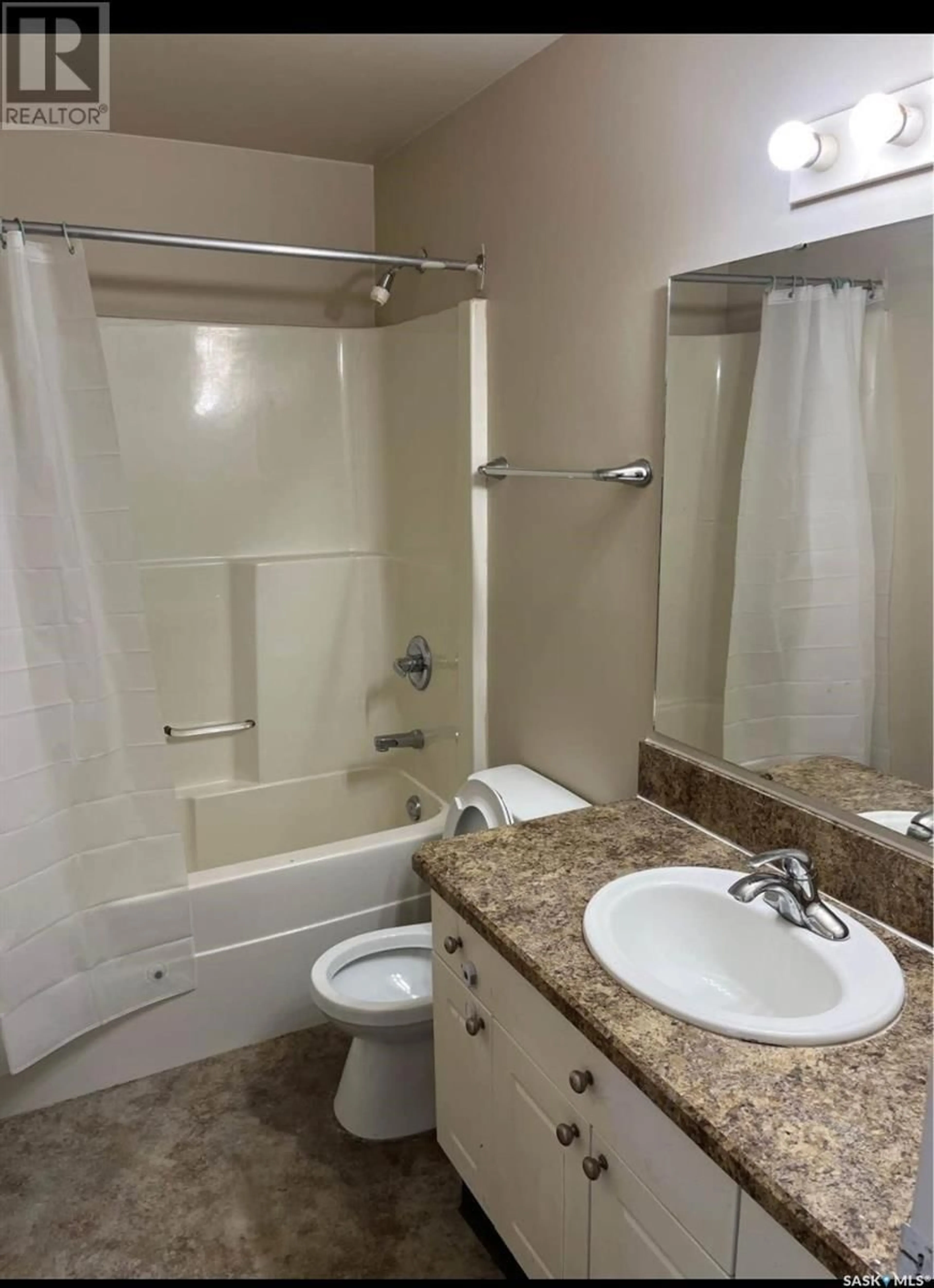 Standard bathroom, unknown for 901 RAE STREET, Regina Saskatchewan S4T2B5