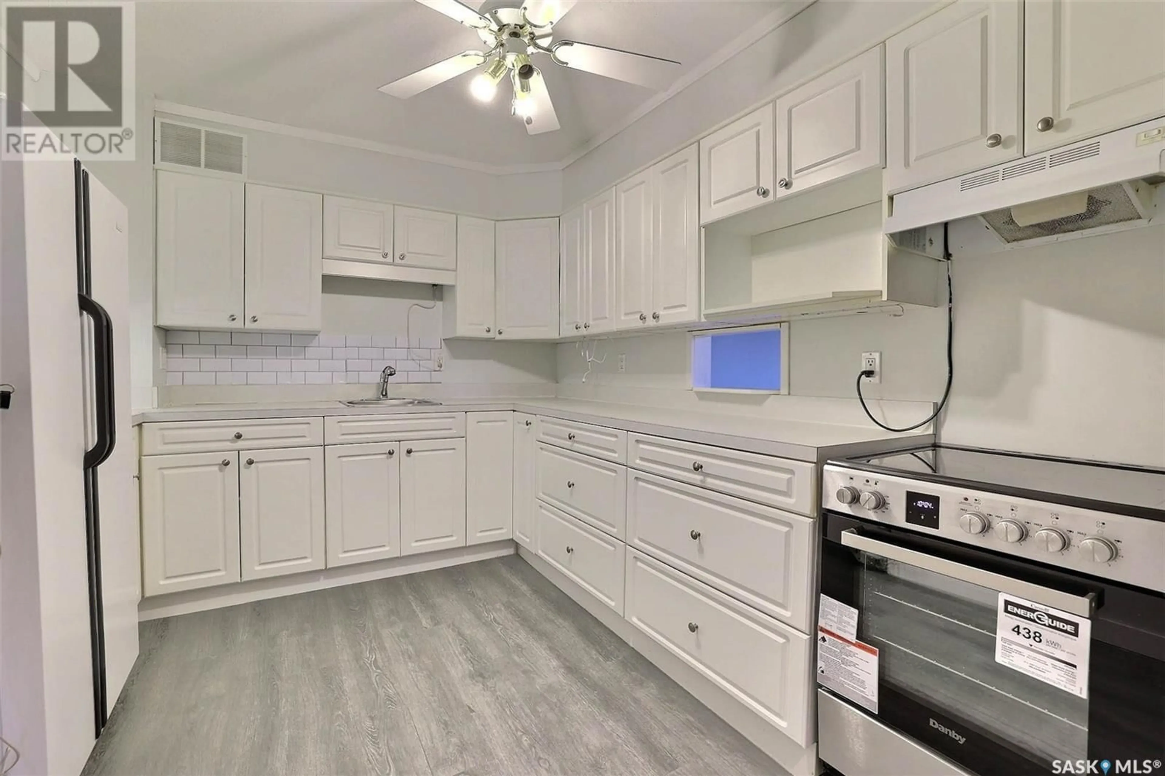 Standard kitchen, unknown for 23 4341 RAE STREET, Regina Saskatchewan S4S3B2