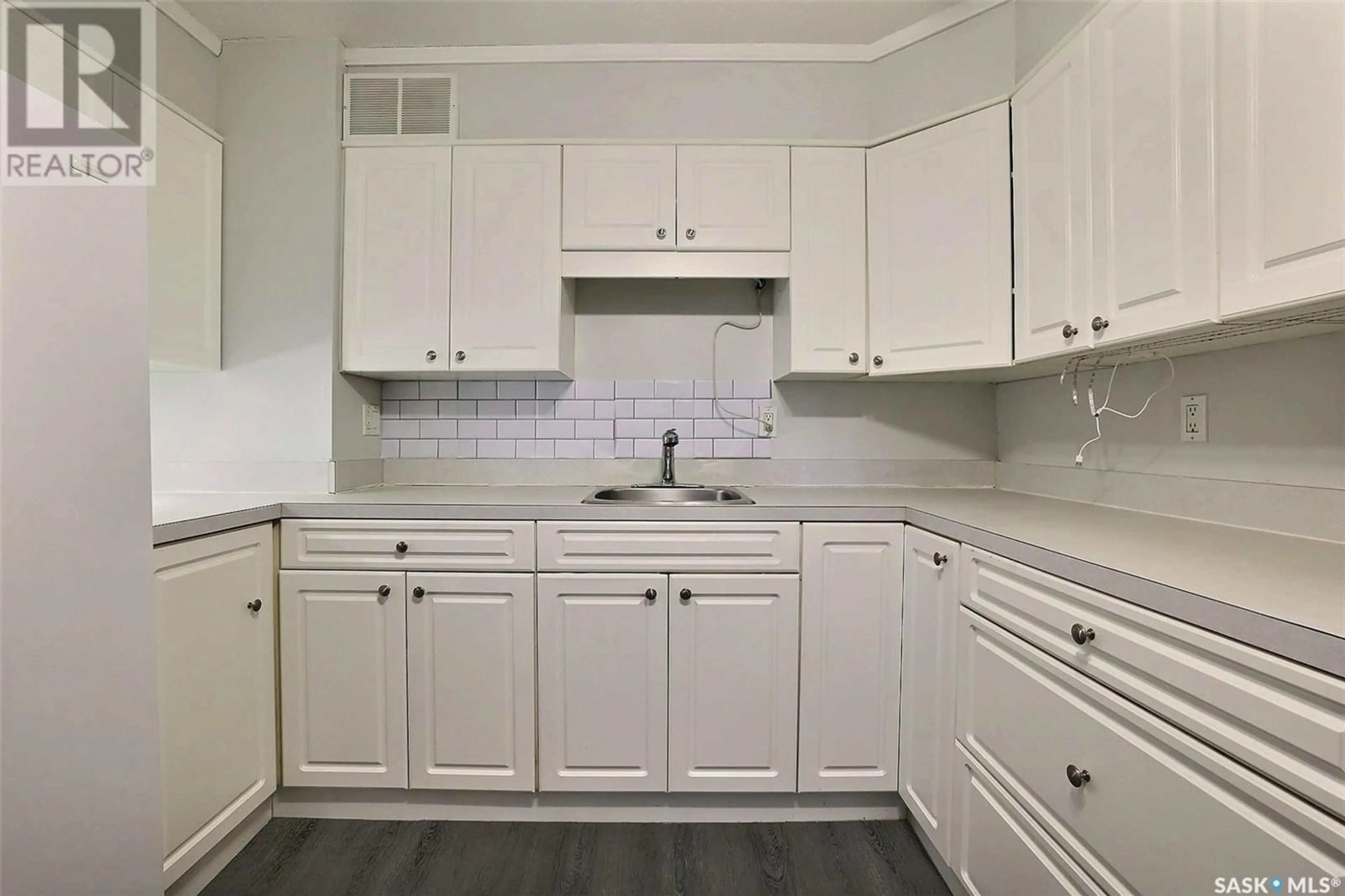 Standard kitchen, unknown for 23 4341 RAE STREET, Regina Saskatchewan S4S3B2
