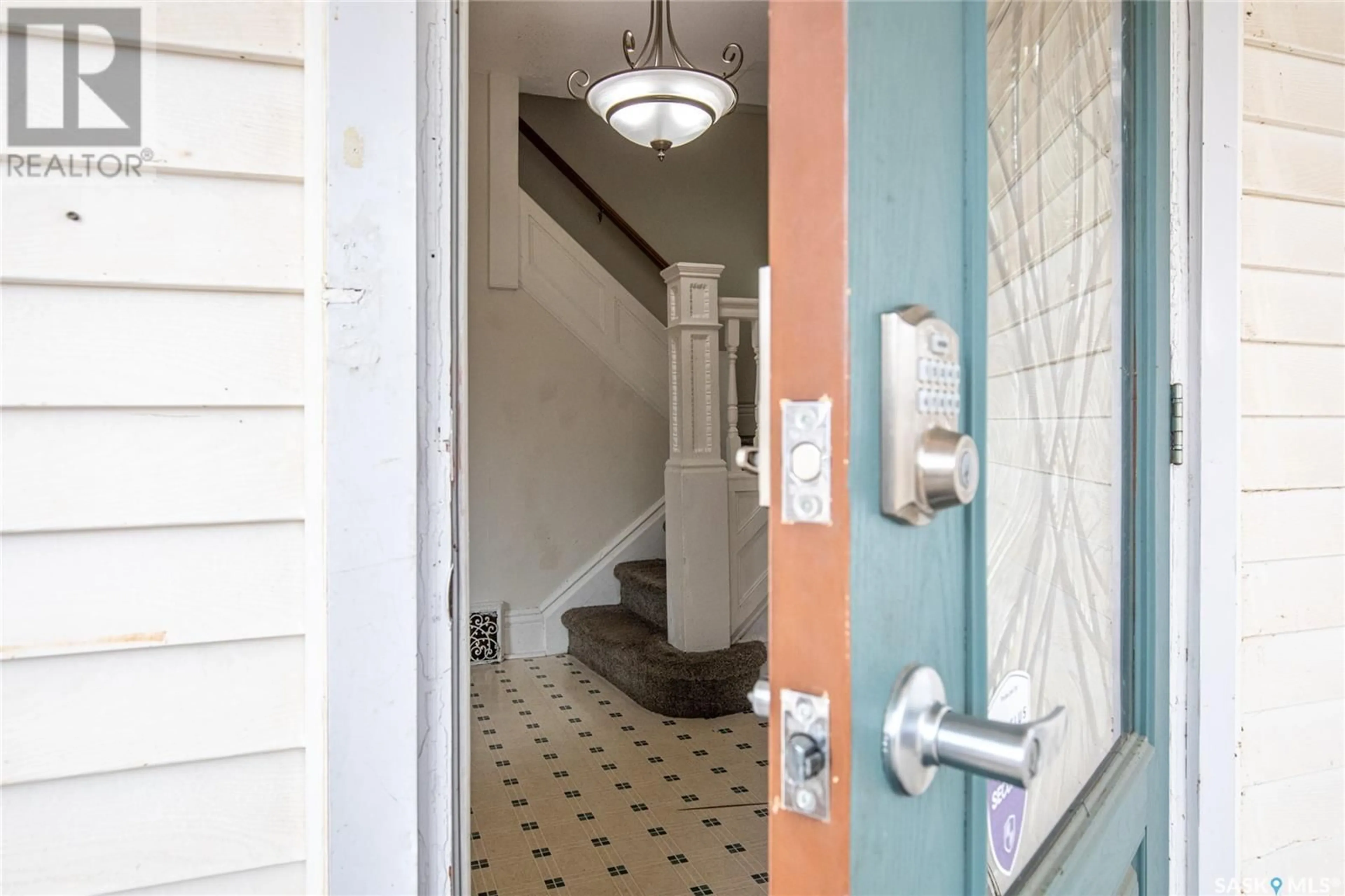 Indoor entryway for 1116 1ST AVENUE, Moose Jaw Saskatchewan S6H3W7