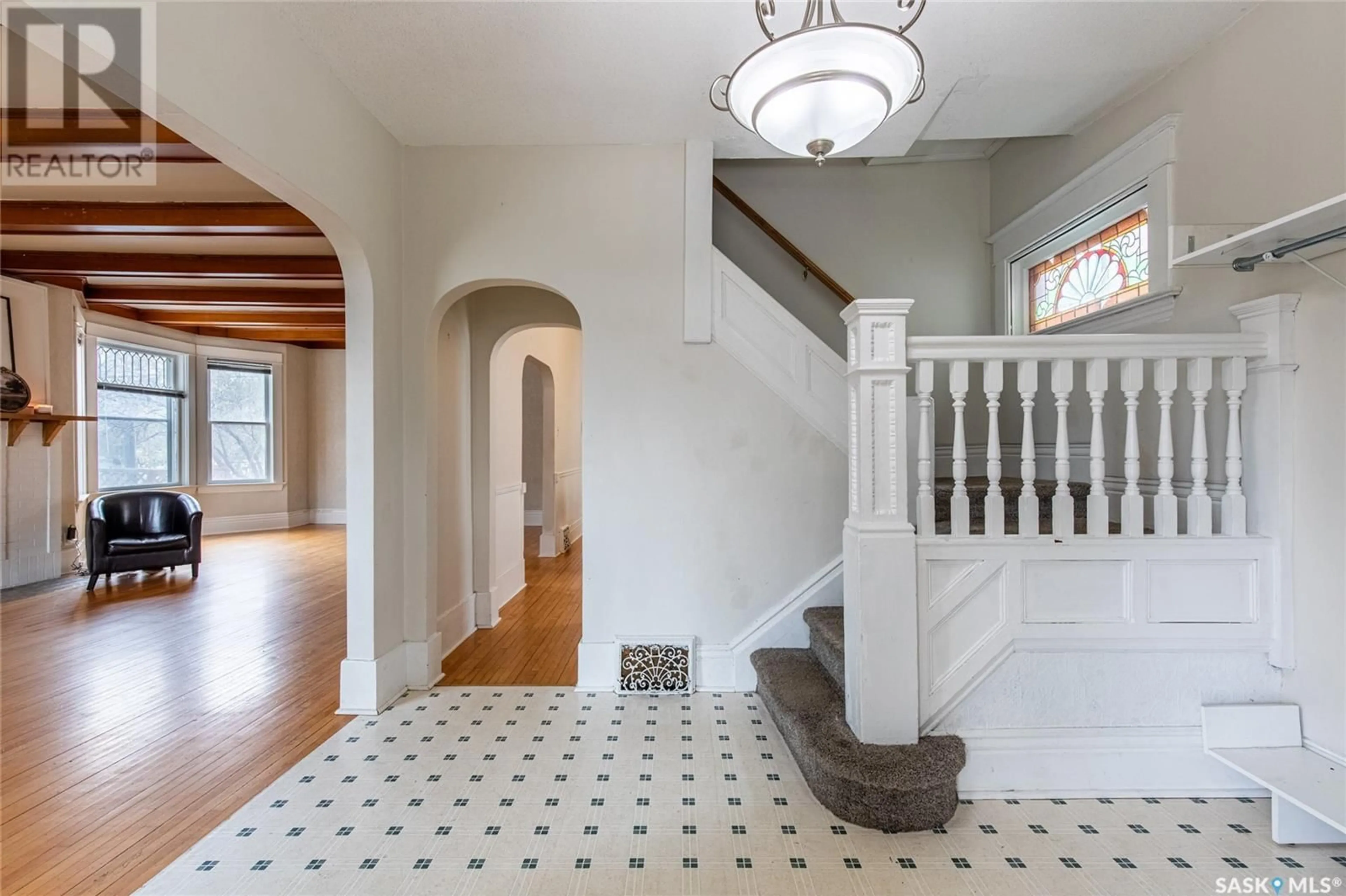 Indoor foyer for 1116 1ST AVENUE, Moose Jaw Saskatchewan S6H3W7