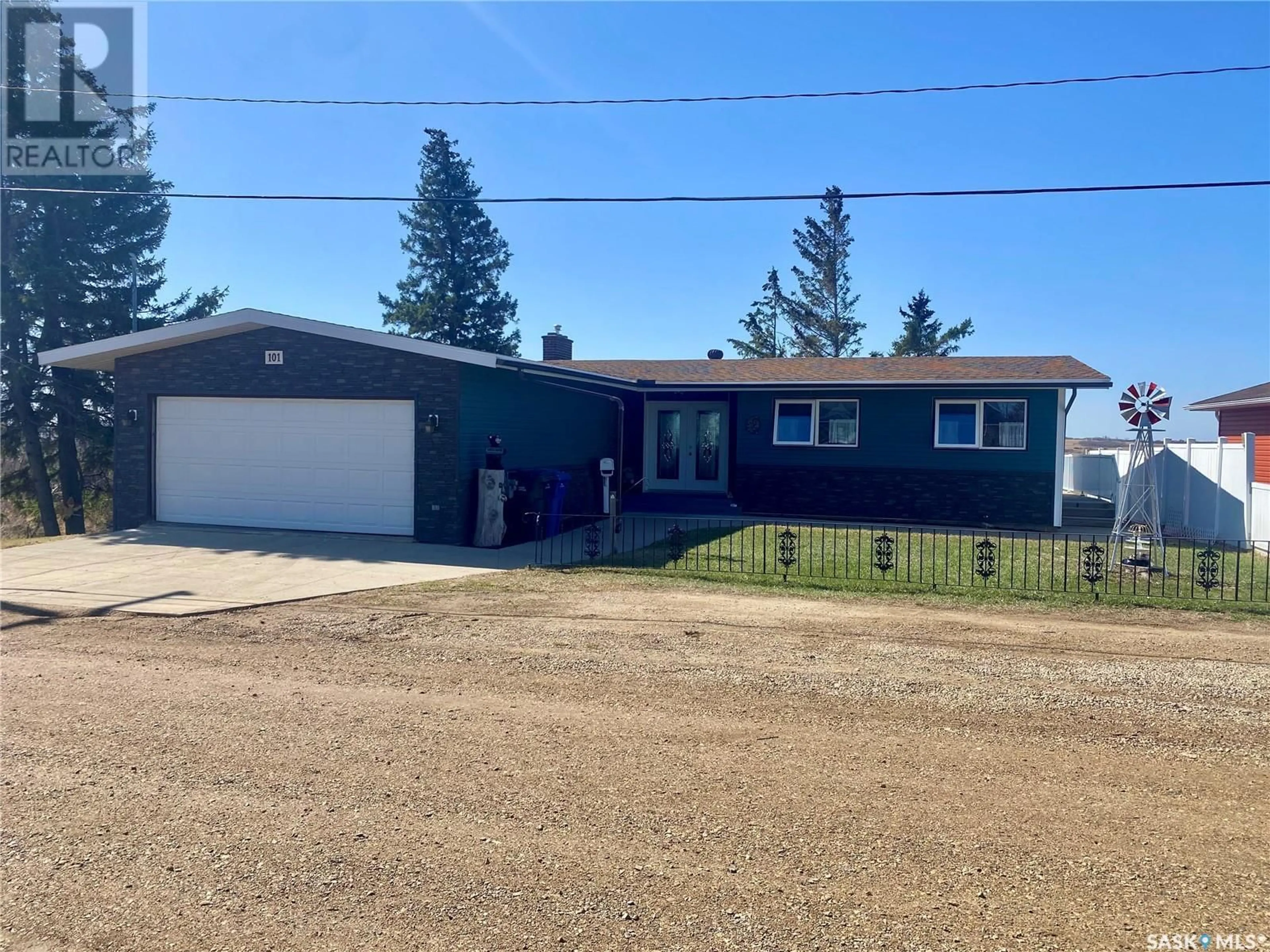 A pic from outside/outdoor area/front of a property/back of a property/a pic from drone, street for 101 FRASER AVENUE, Oxbow Saskatchewan S0C0B6