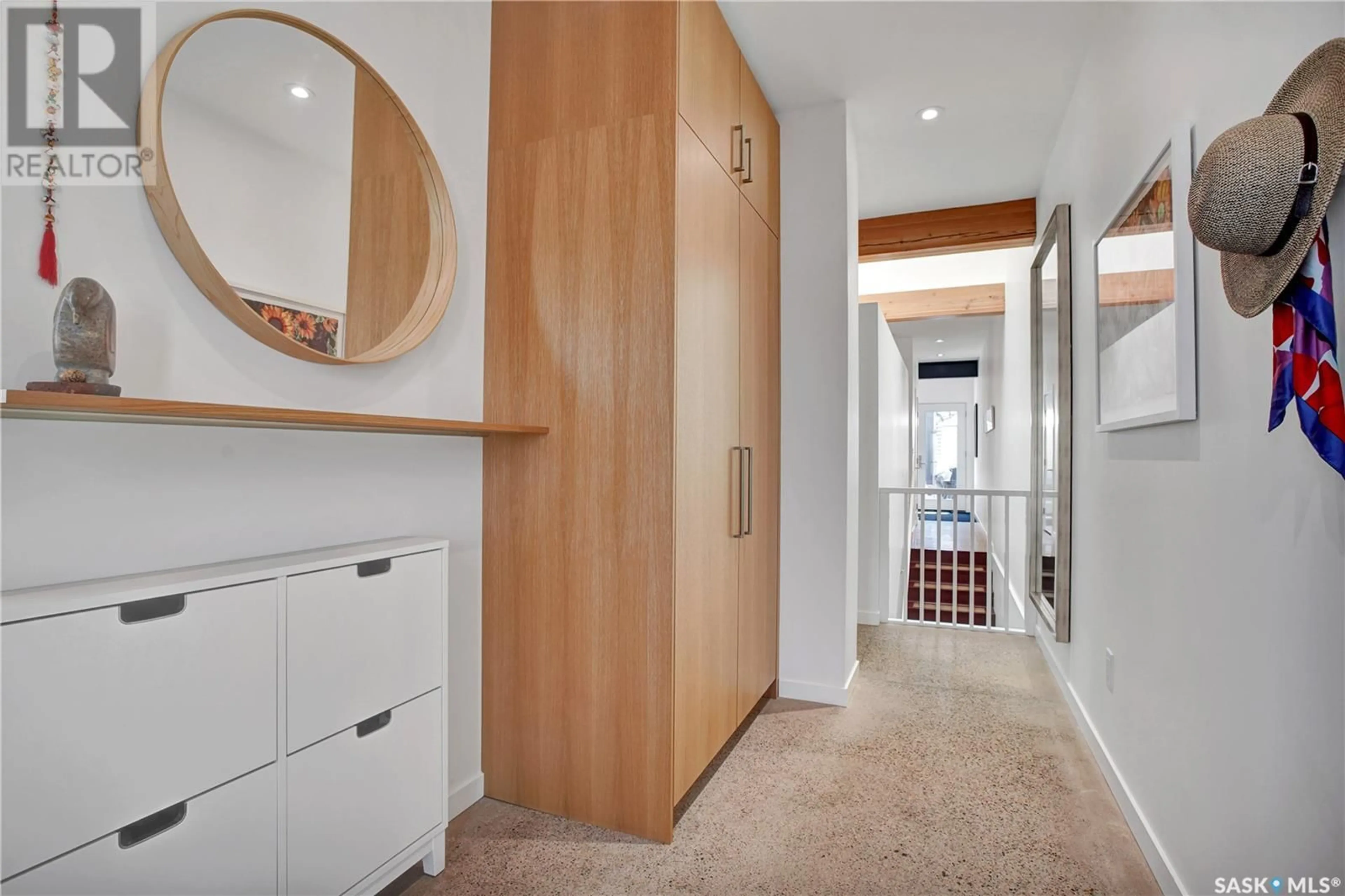 Indoor entryway for 832 MAIN STREET E, Saskatoon Saskatchewan S7H0K3