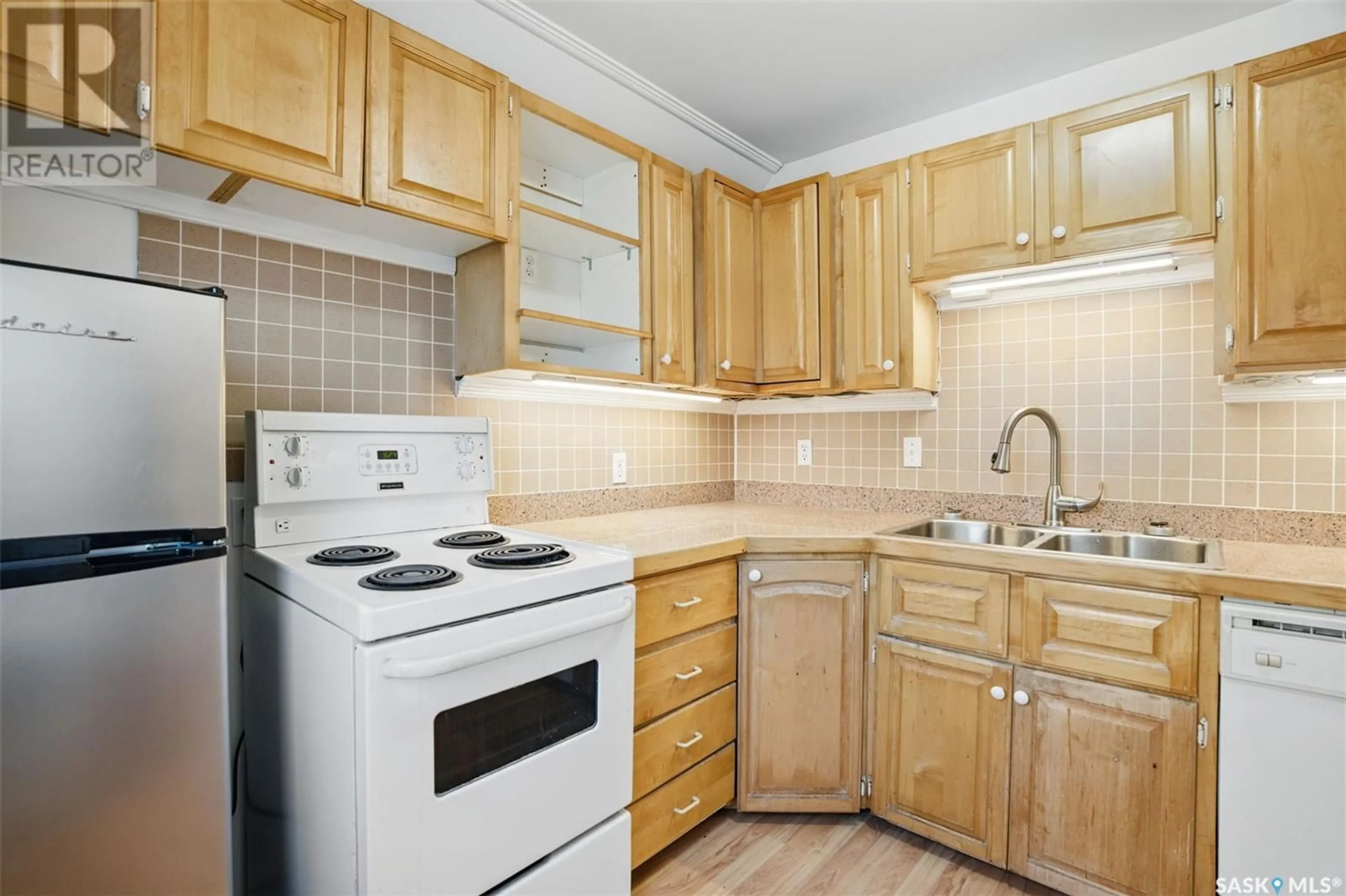 Standard kitchen, unknown for 1305 B AVENUE, Saskatoon Saskatchewan S7L1G6