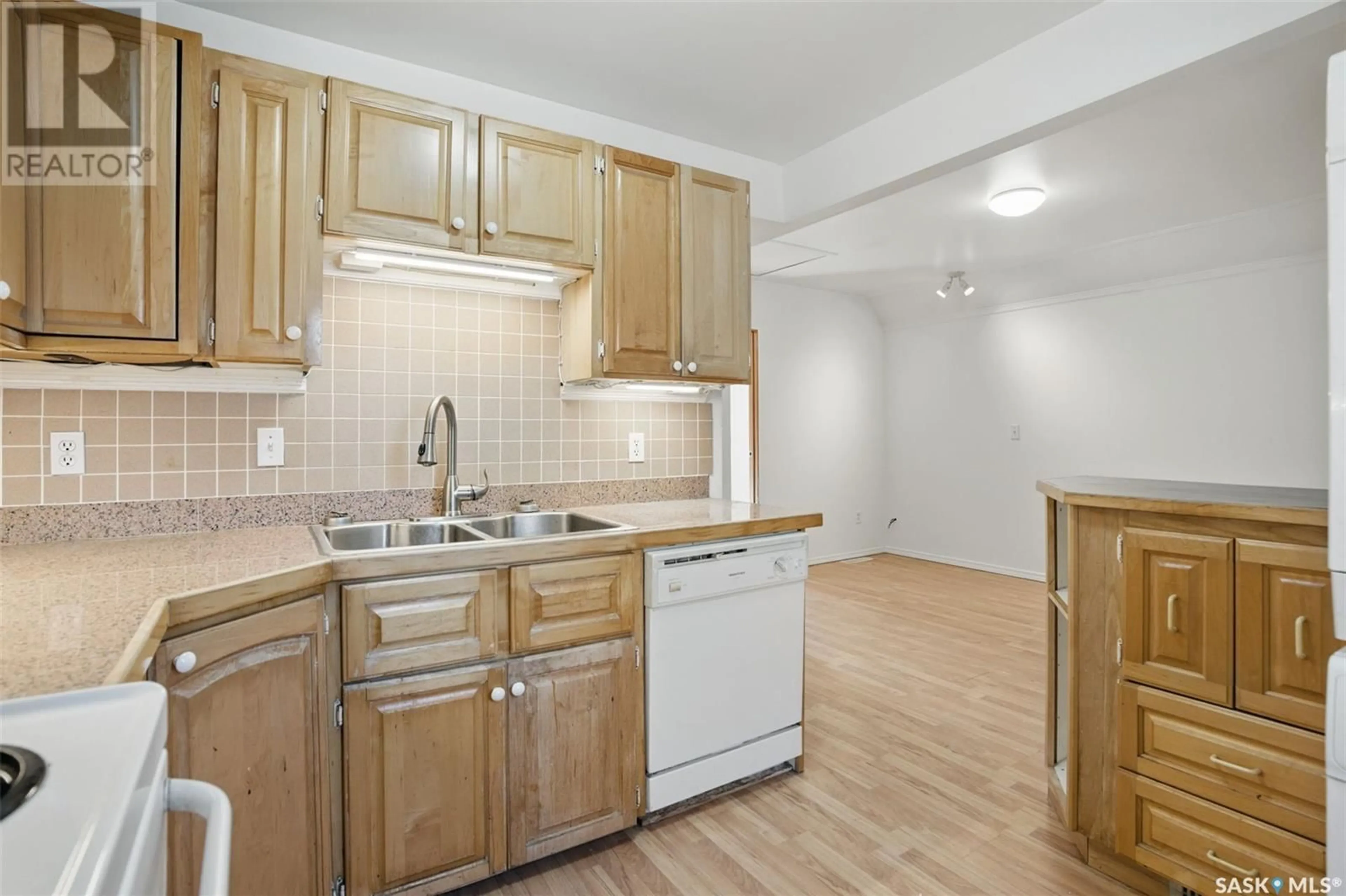 Standard kitchen, unknown for 1305 B AVENUE, Saskatoon Saskatchewan S7L1G6