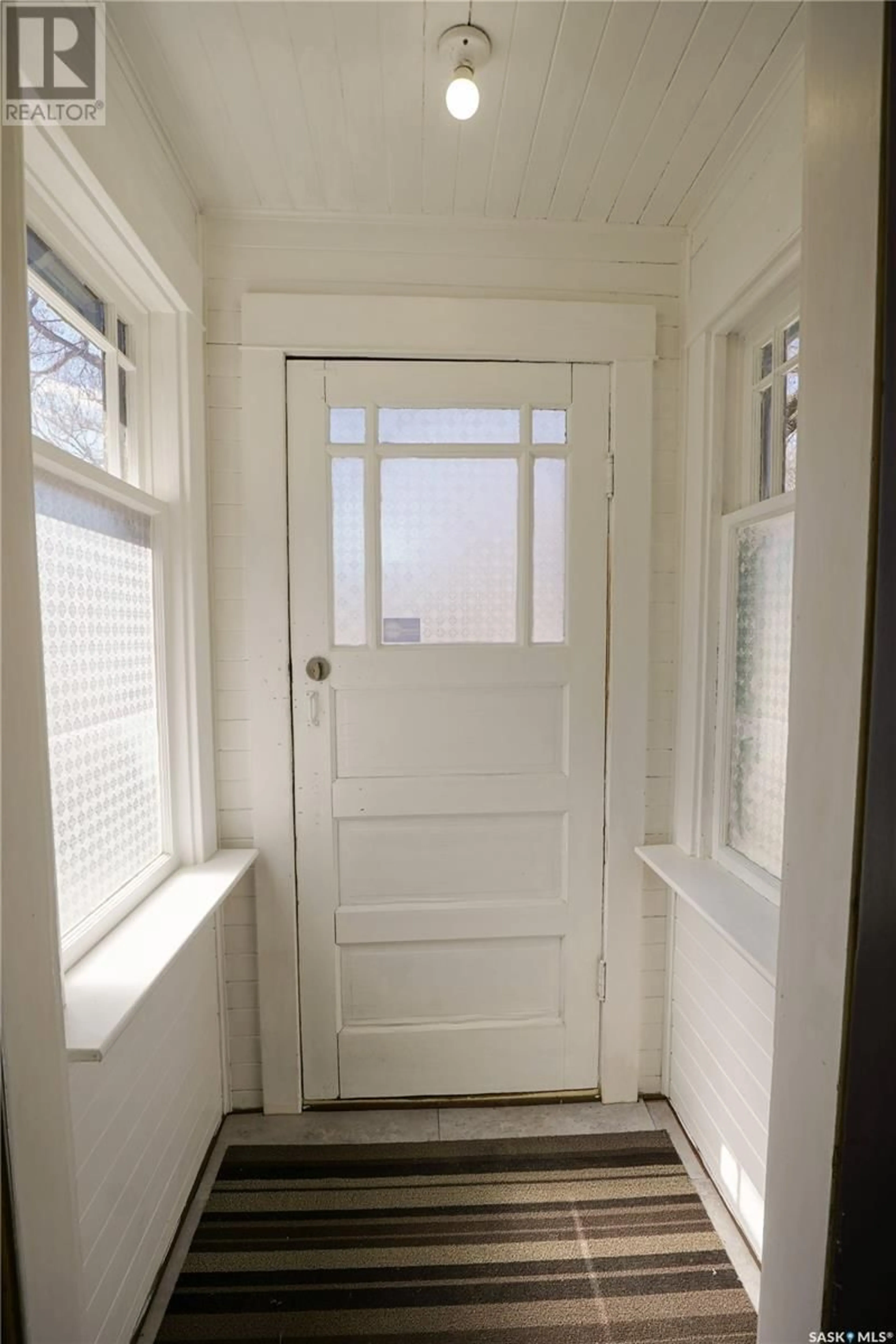 Indoor entryway for 1503 BROADWAY AVENUE, Saskatoon Saskatchewan S7H2B1