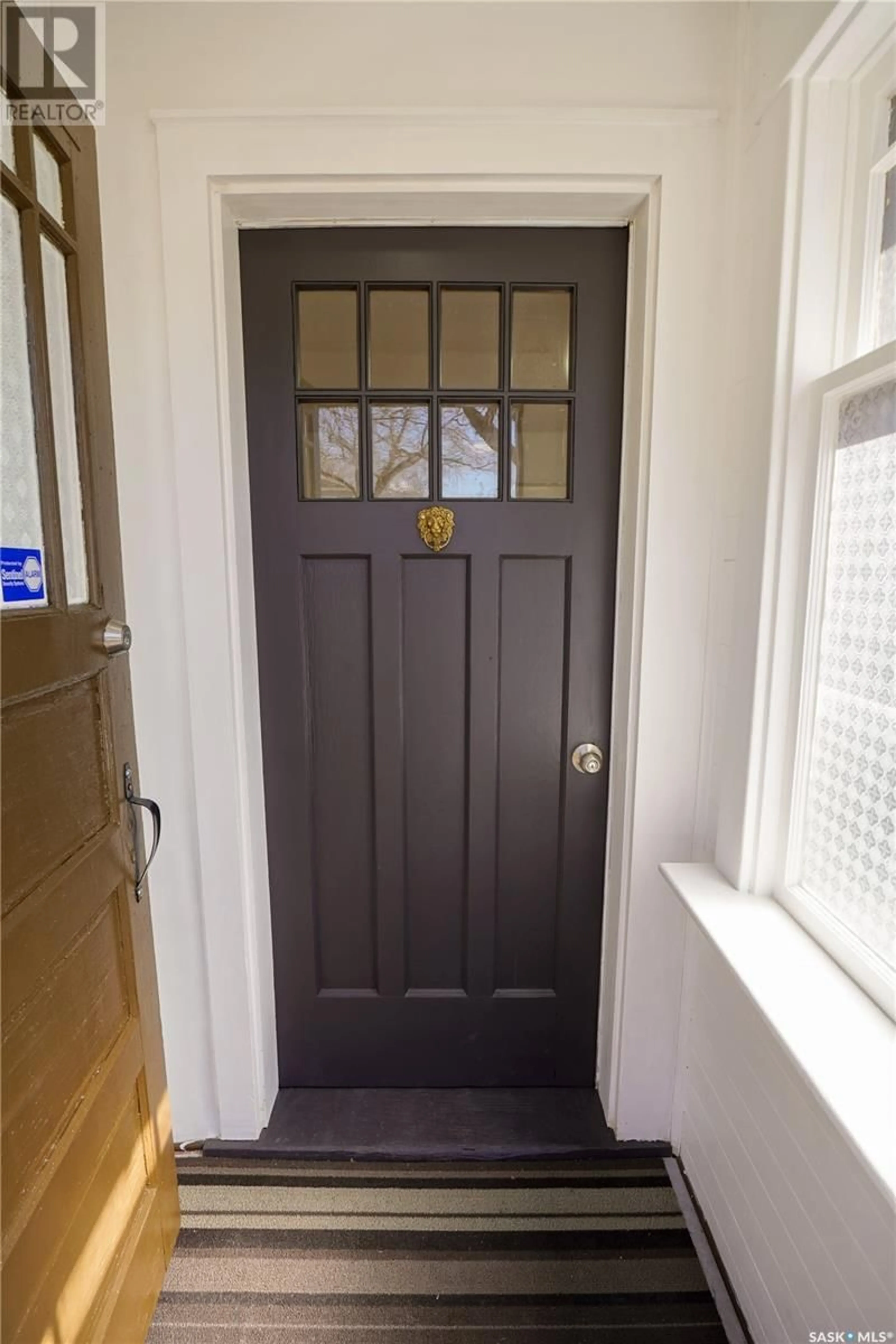 Indoor entryway for 1503 BROADWAY AVENUE, Saskatoon Saskatchewan S7H2B1
