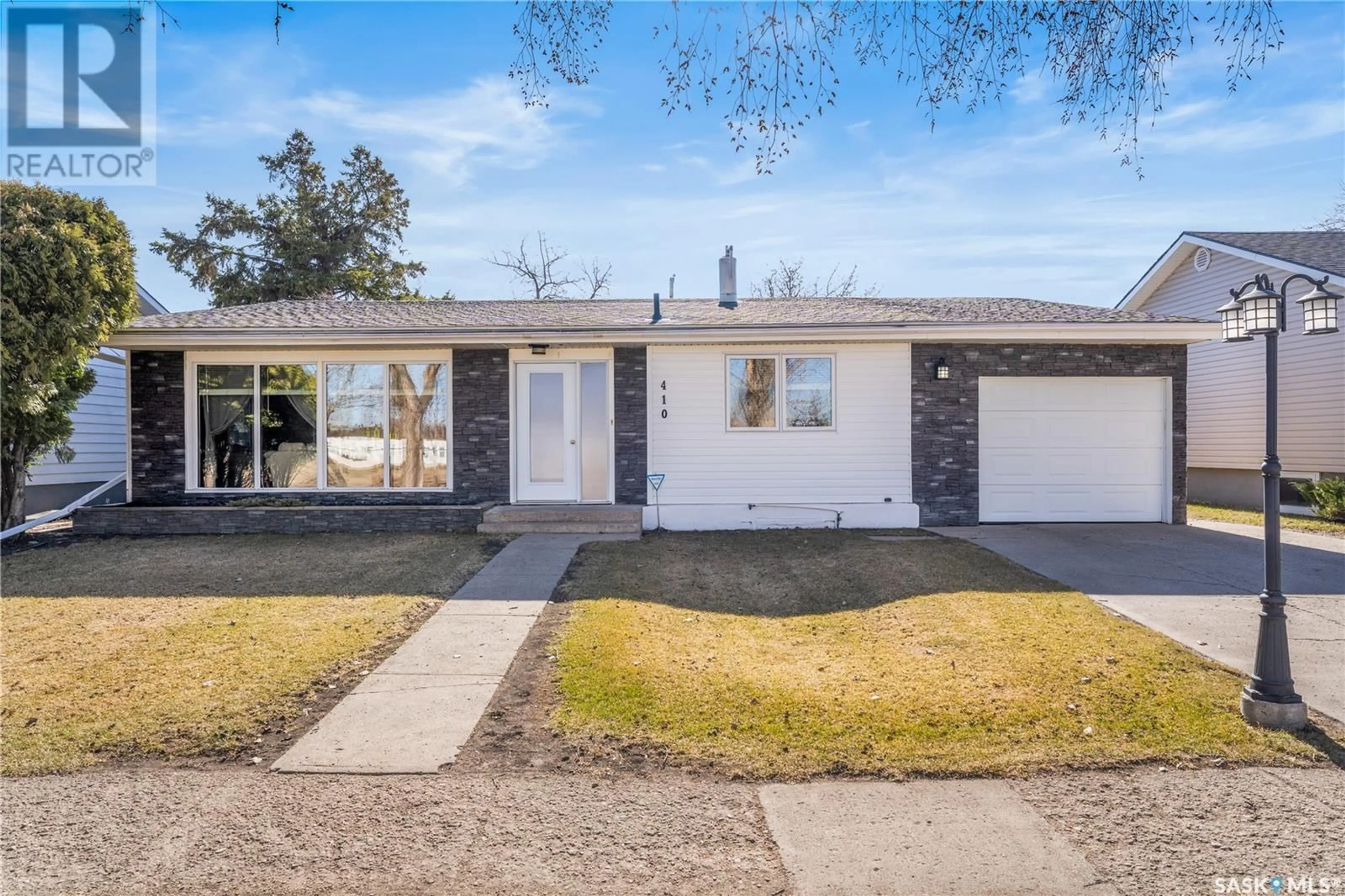 Home with vinyl exterior material, street for 410 SCOTIA STREET, Melfort Saskatchewan S0E1A0