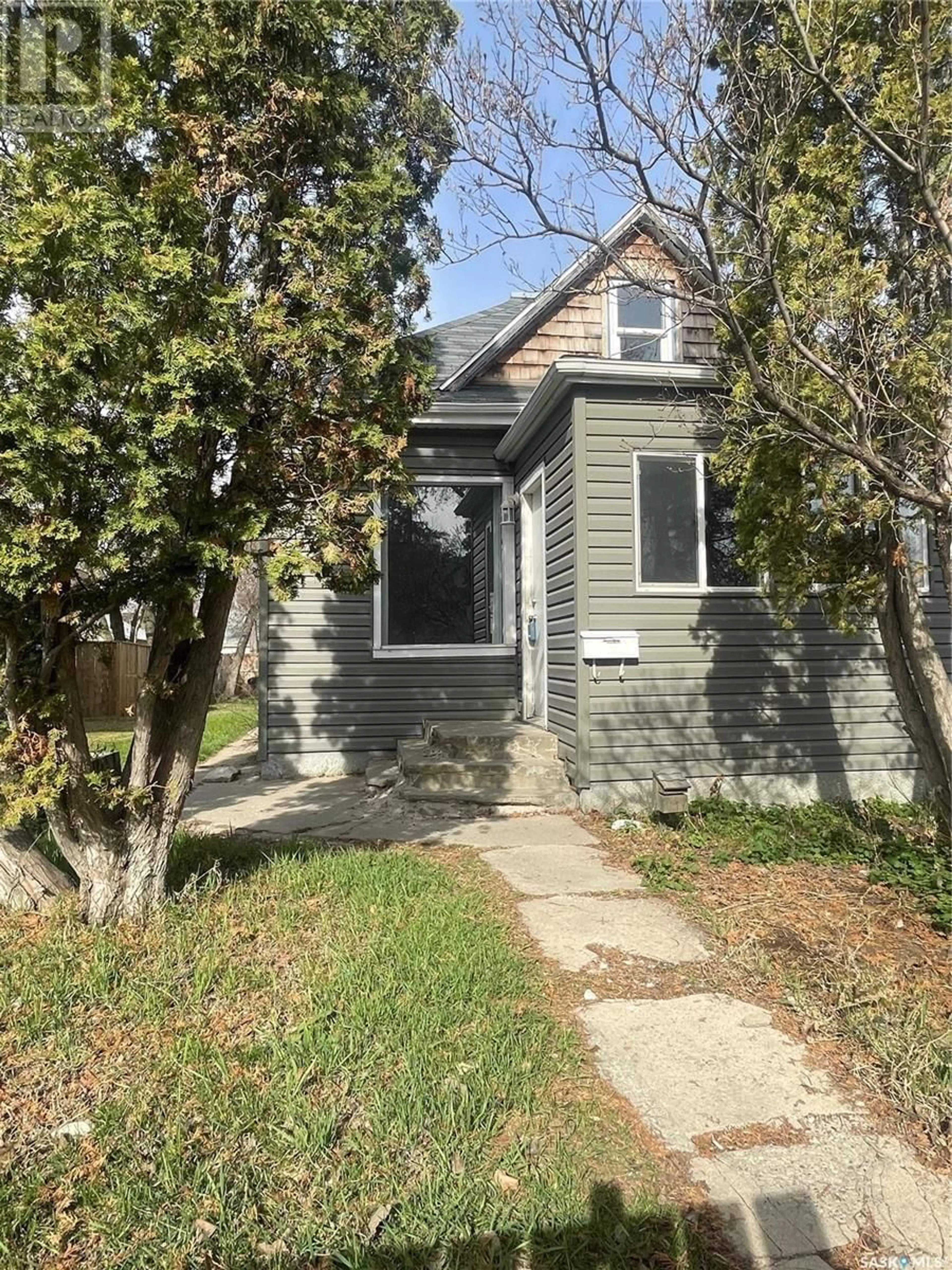 Home with vinyl exterior material, street for 527 F AVENUE, Saskatoon Saskatchewan S7M1T6