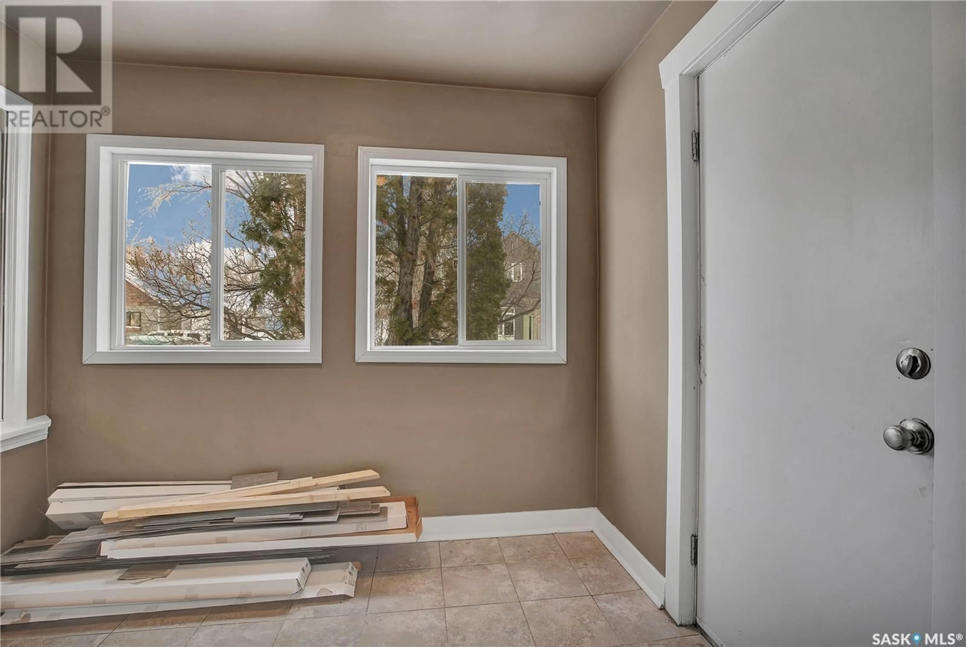 Indoor entryway for 527 F AVENUE, Saskatoon Saskatchewan S7M1T6