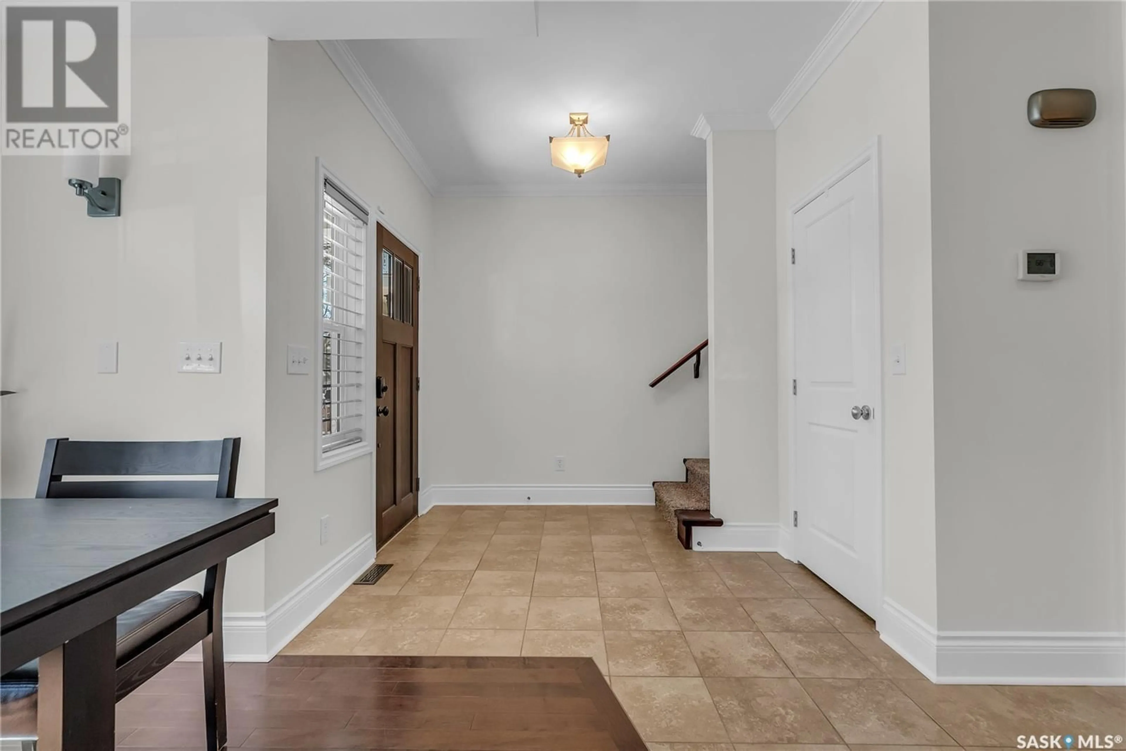 Indoor entryway for 1025 10TH STREET, Saskatoon Saskatchewan S7H0H8