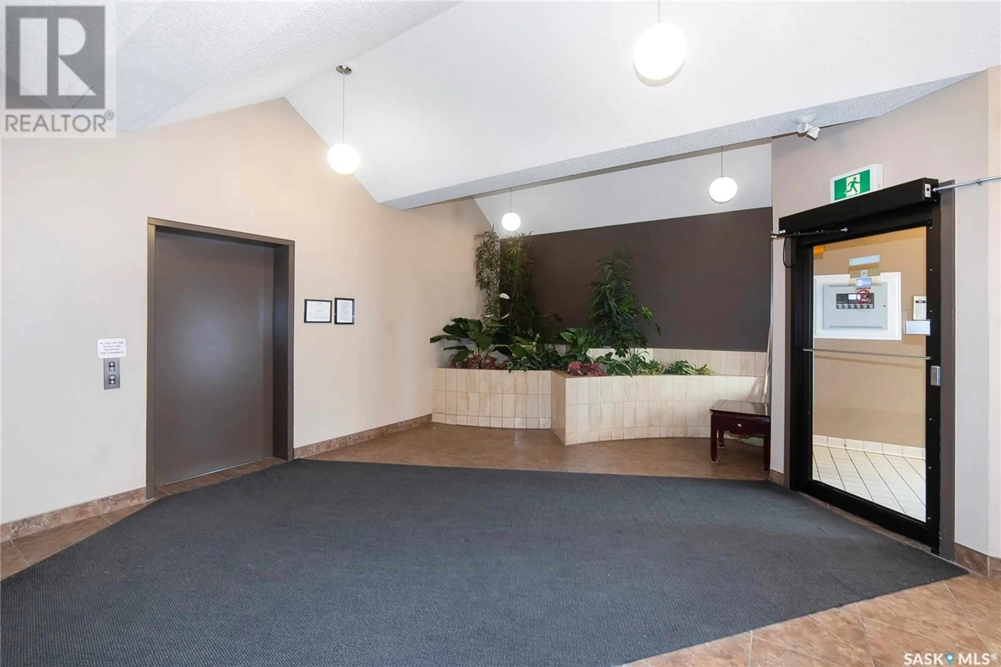 Indoor foyer for N - 306 520 3RD AVENUE, Saskatoon Saskatchewan S7K2J7