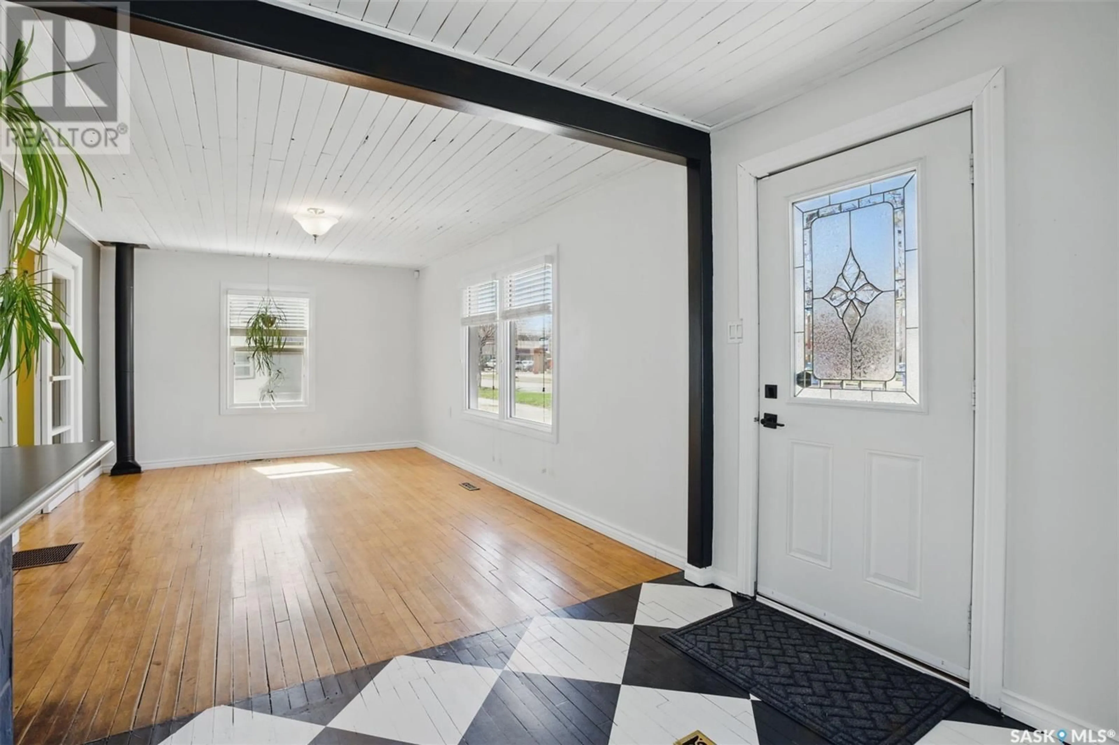 Indoor entryway for 1212 F AVENUE, Saskatoon Saskatchewan S7L1X3