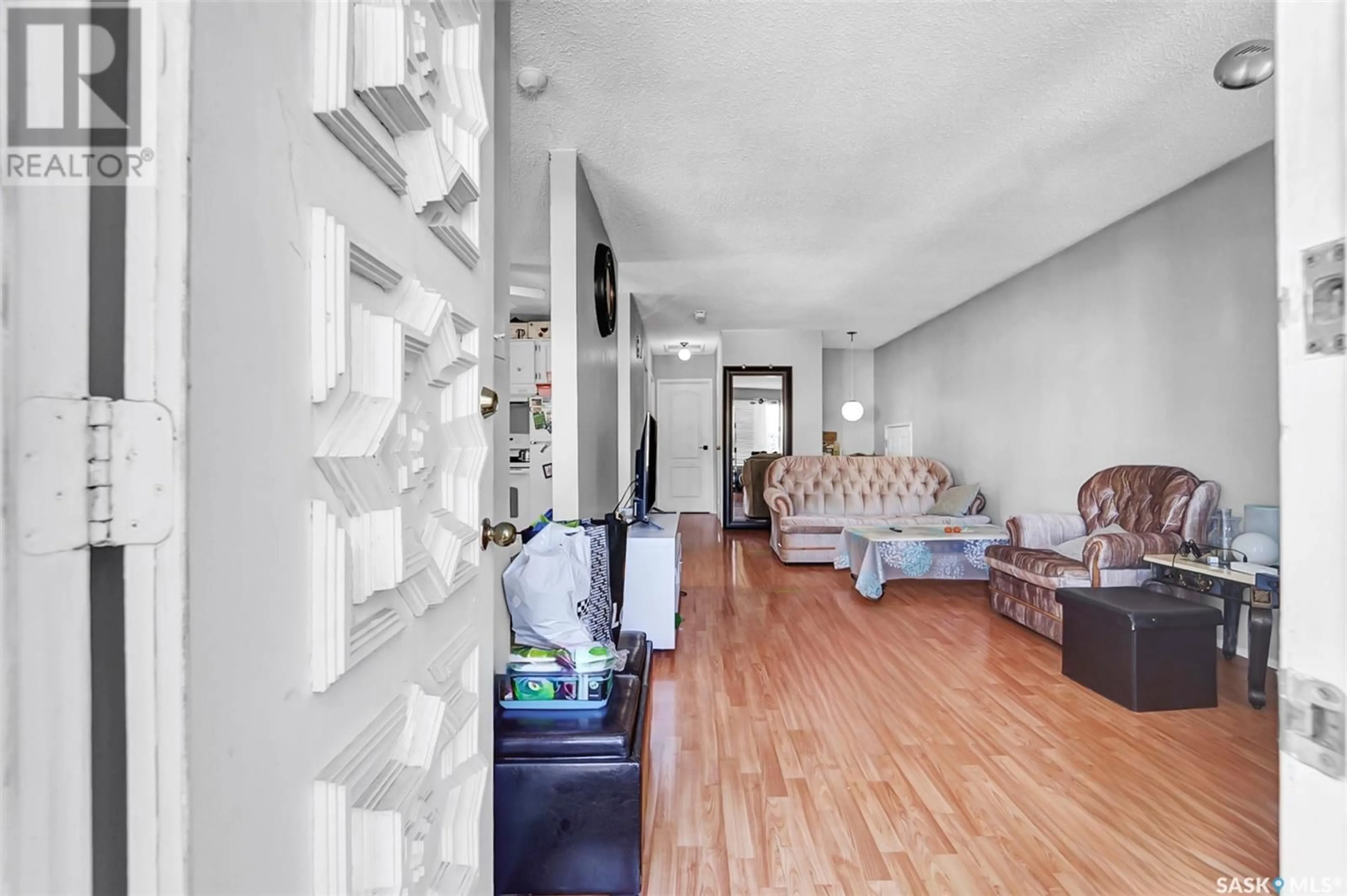 Indoor foyer for 132 M AVENUE, Saskatoon Saskatchewan S7M2K2