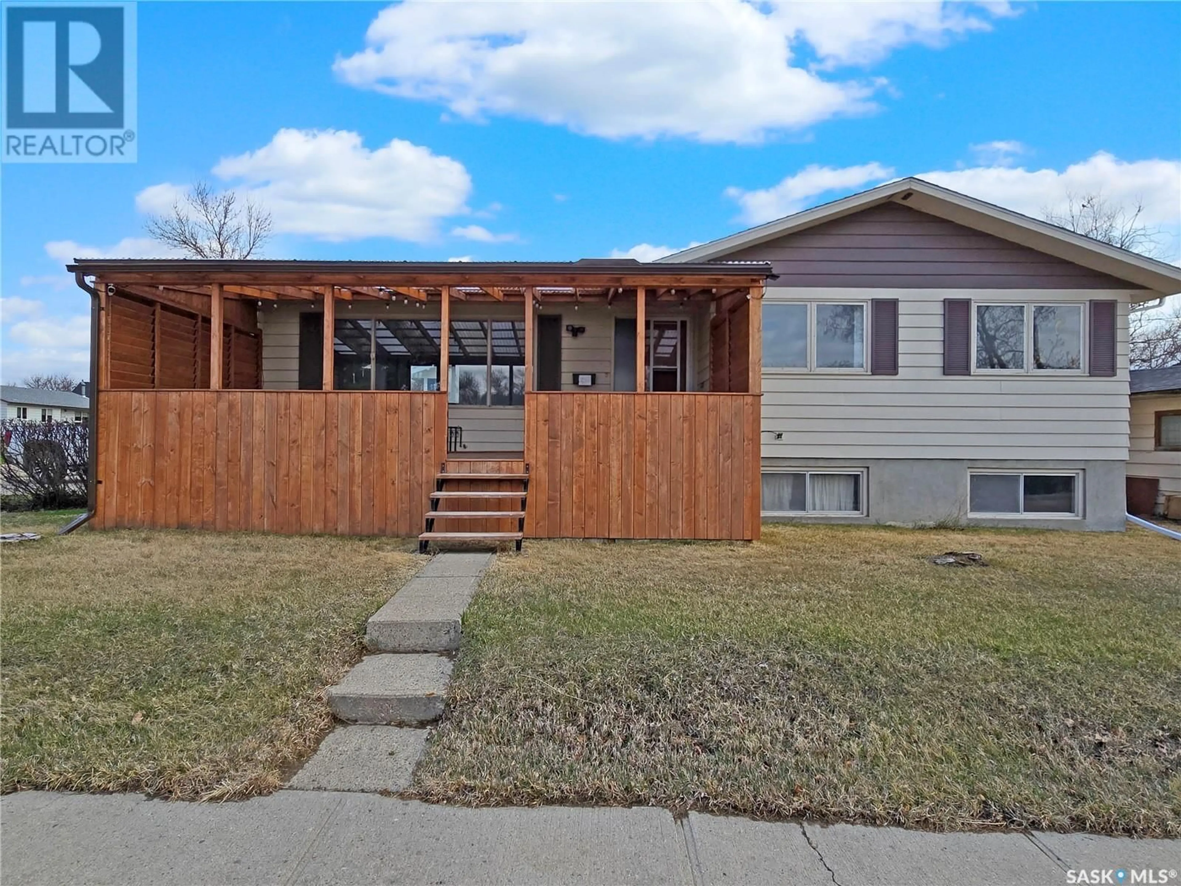 Home with vinyl exterior material, street for 204 1ST AVENUE, Swift Current Saskatchewan S9H3H3