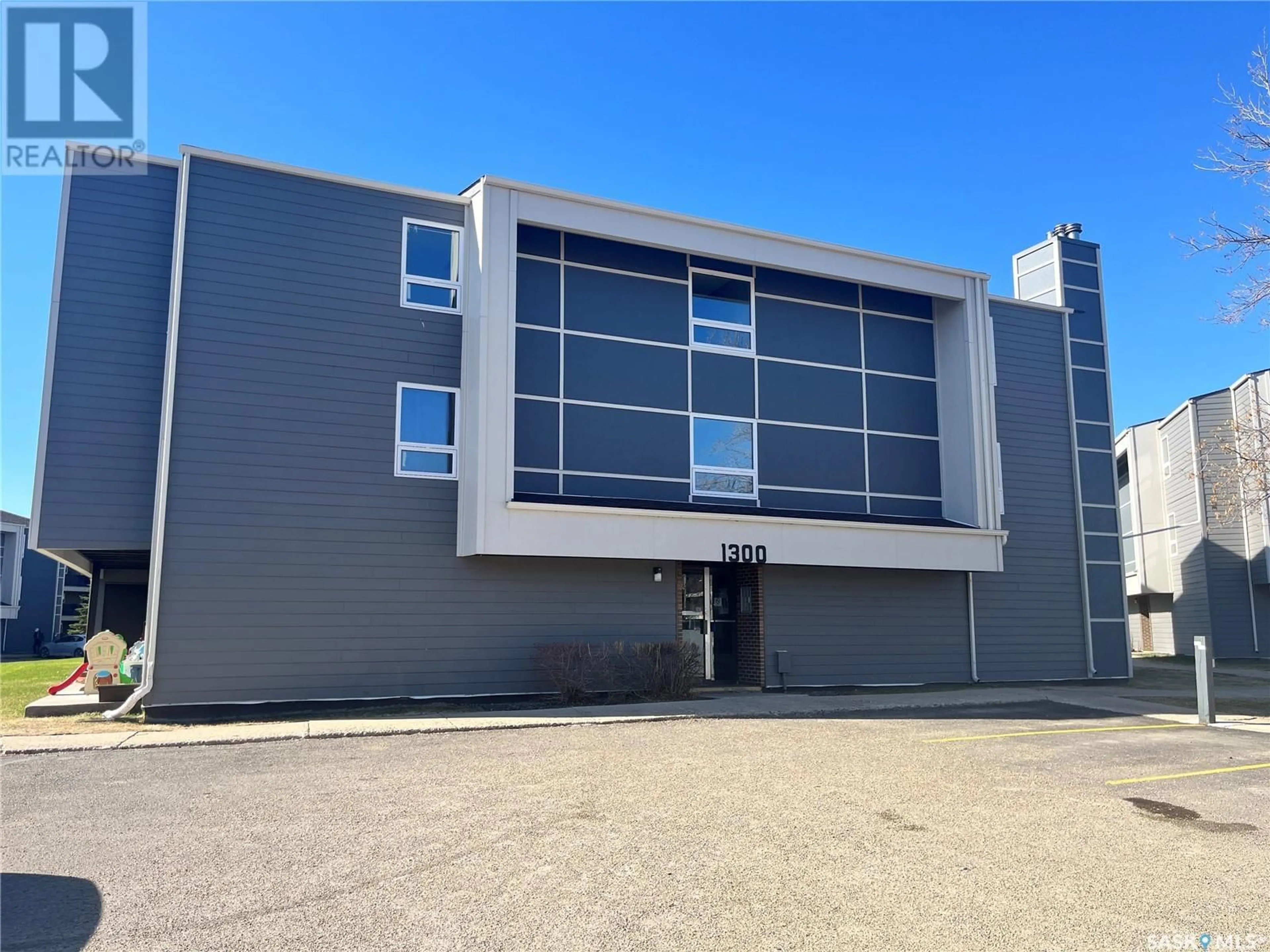 A pic from outside/outdoor area/front of a property/back of a property/a pic from drone, building for 115th - 1312 425 STREET, Saskatoon Saskatchewan S7N2E5