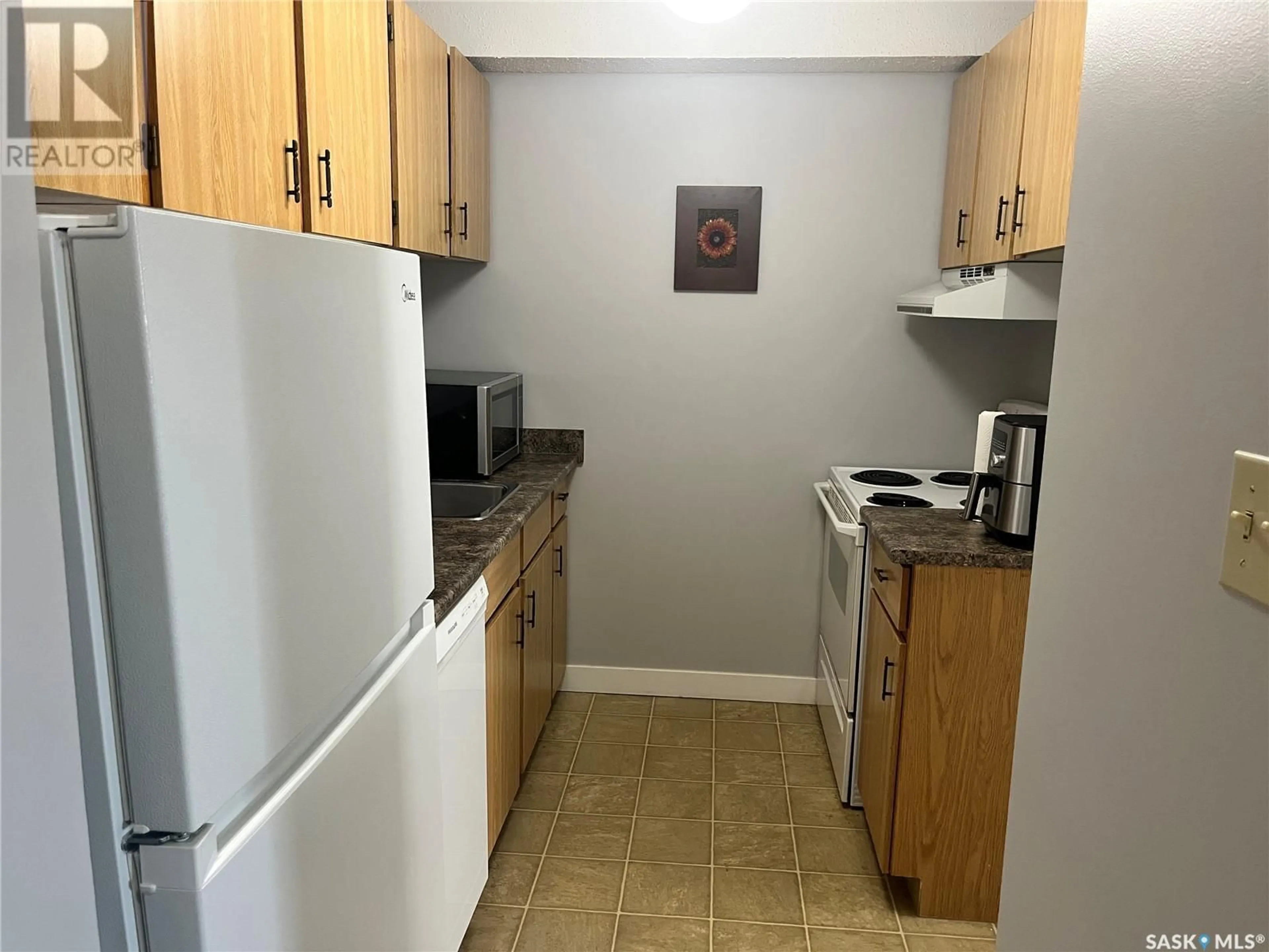 Standard kitchen, unknown for 115th - 1312 425 STREET, Saskatoon Saskatchewan S7N2E5