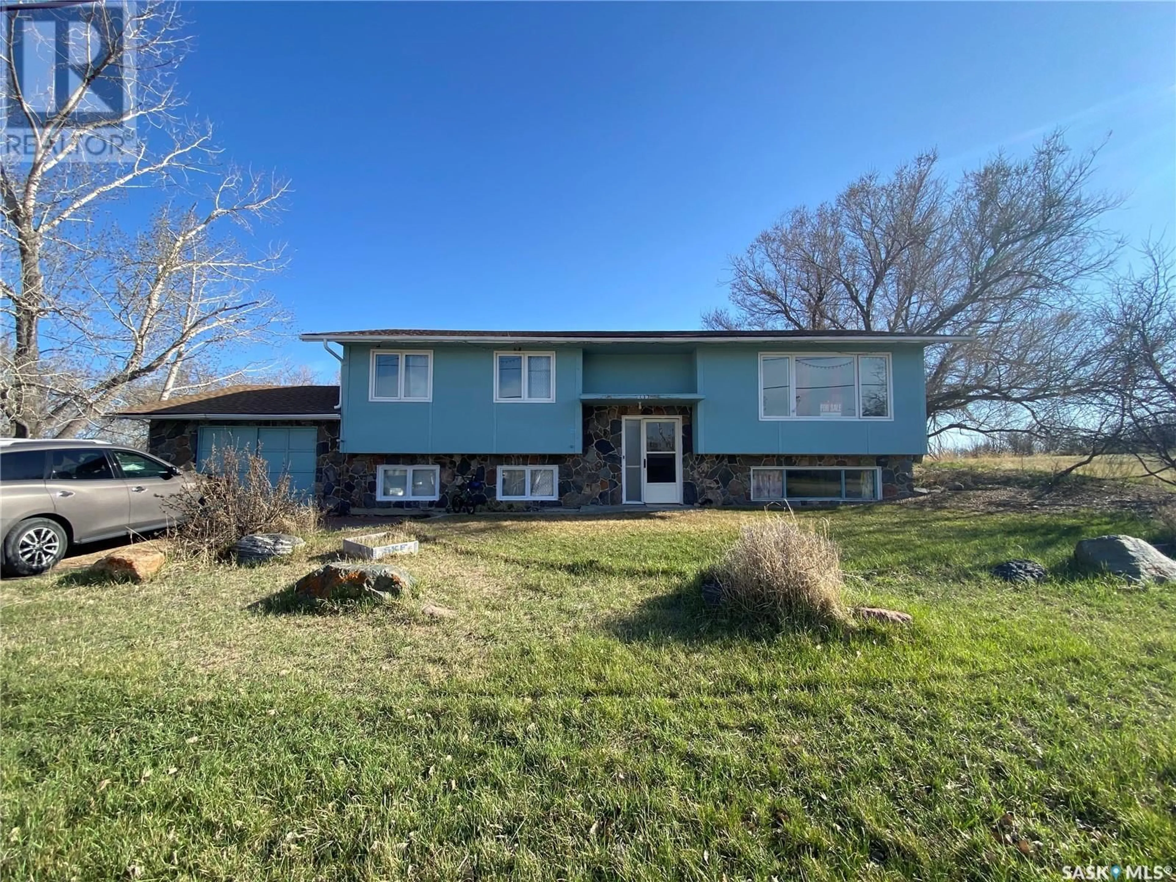 Home with vinyl exterior material, street for 209 3RD AVENUE, Frontier Saskatchewan S0N0W0