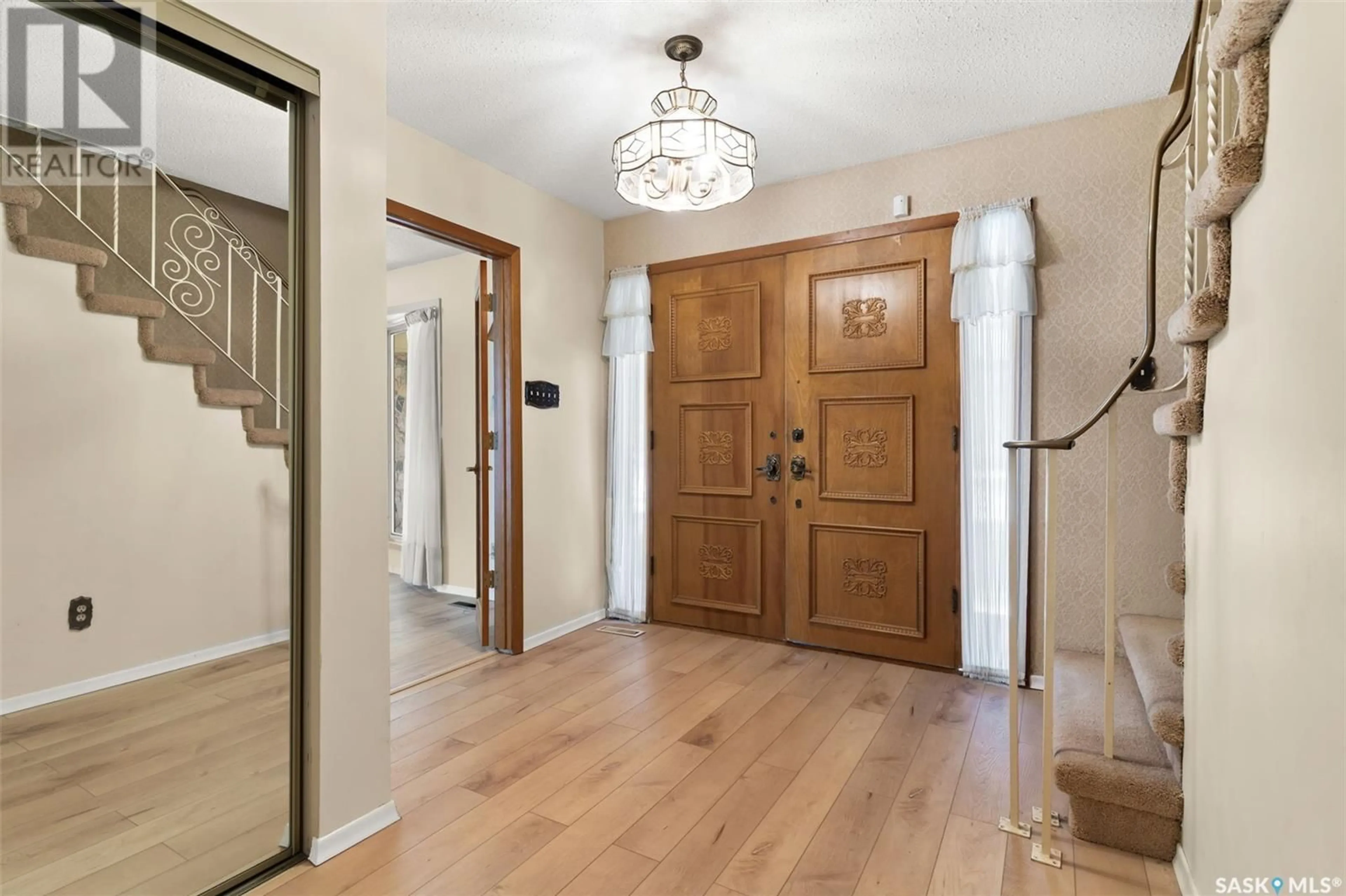 Indoor foyer for 4221 HILLSDALE STREET, Regina Saskatchewan S4S3X9