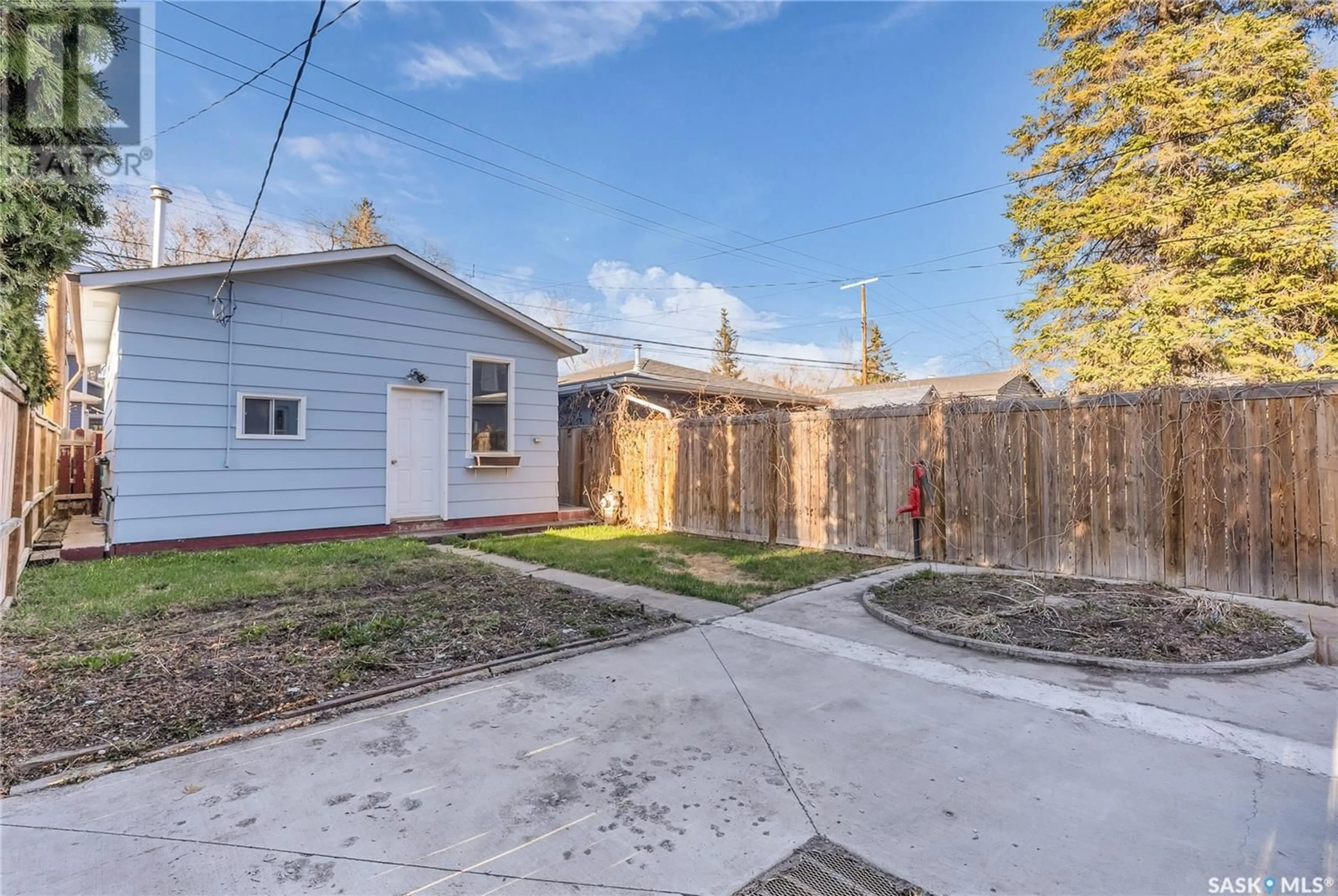 A pic from outside/outdoor area/front of a property/back of a property/a pic from drone, street for 833 MAIN STREET, Saskatoon Saskatchewan S7H0K2