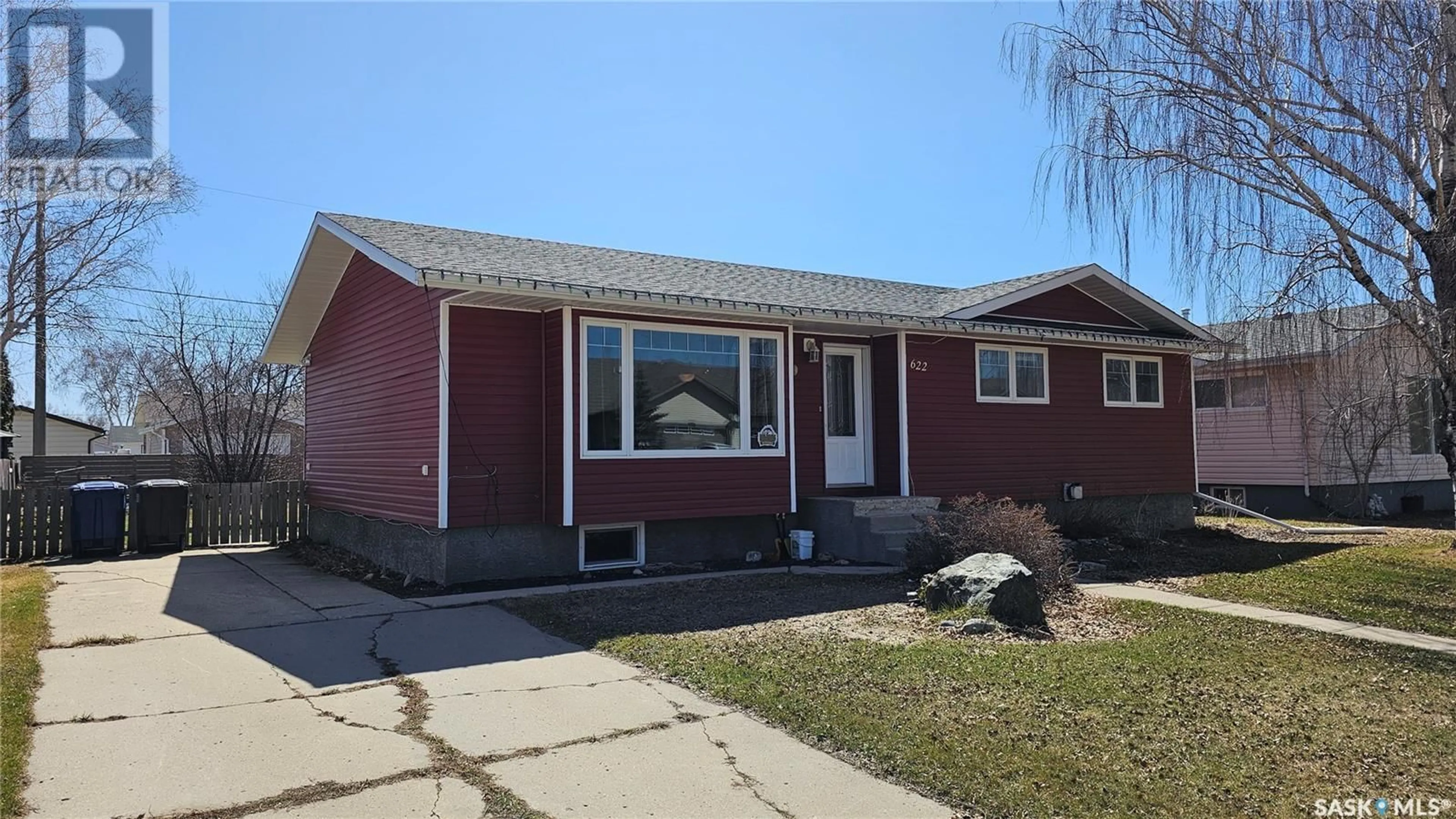 Home with vinyl exterior material, street for 622 11TH AVENUE, Humboldt Saskatchewan S0K2A0