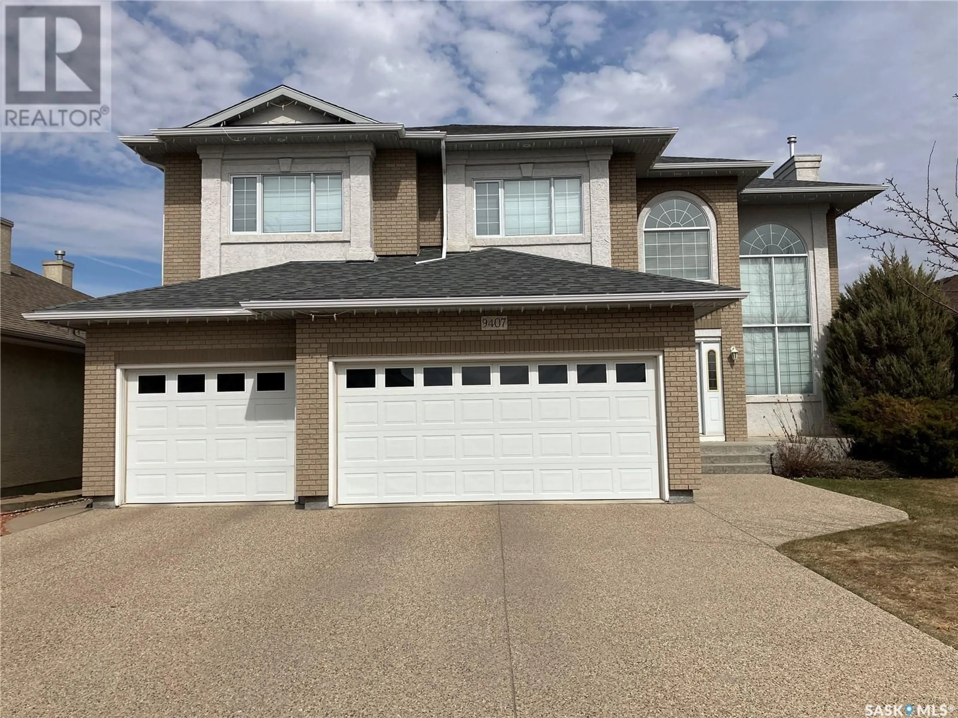 Home with vinyl exterior material, street for 9407 WASCANA MEWS, Regina Saskatchewan S4V2V6