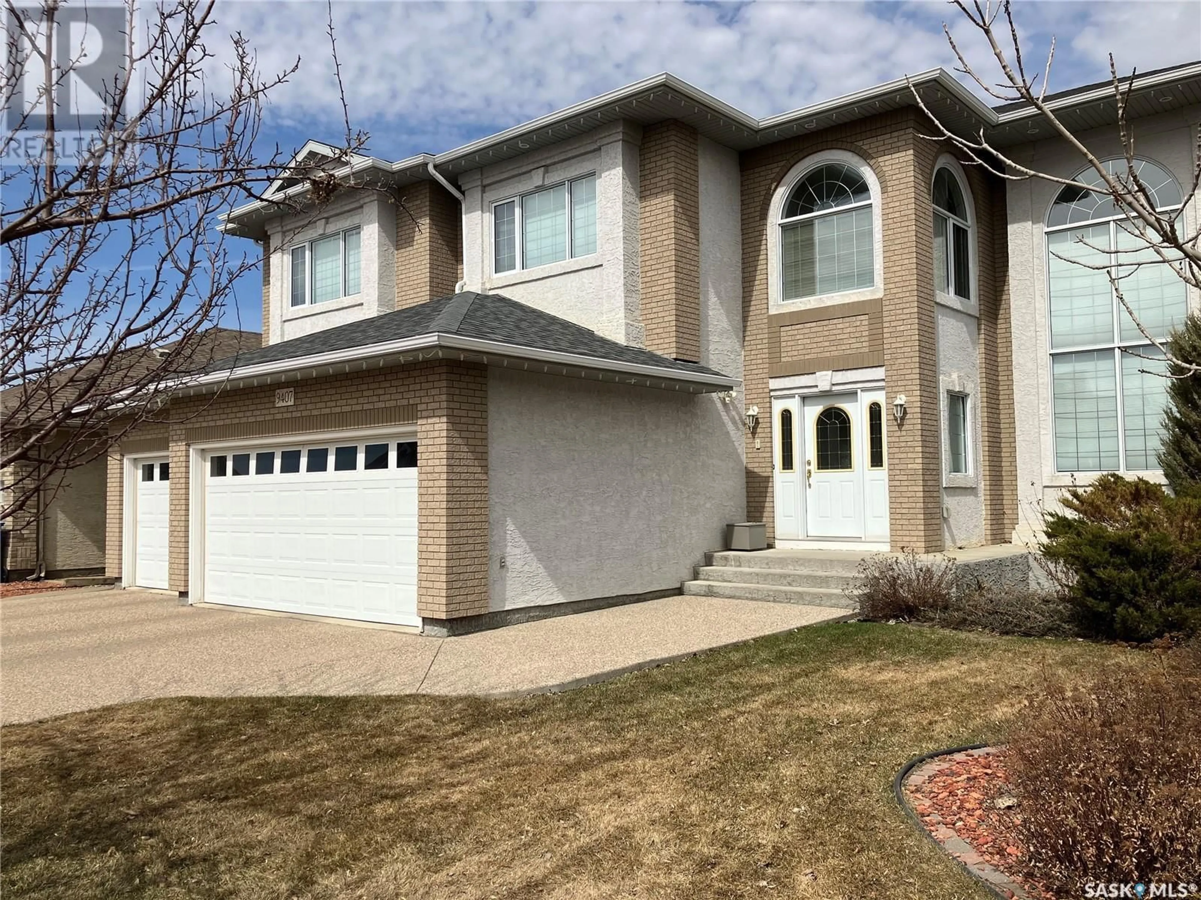 Home with vinyl exterior material, street for 9407 WASCANA MEWS, Regina Saskatchewan S4V2V6