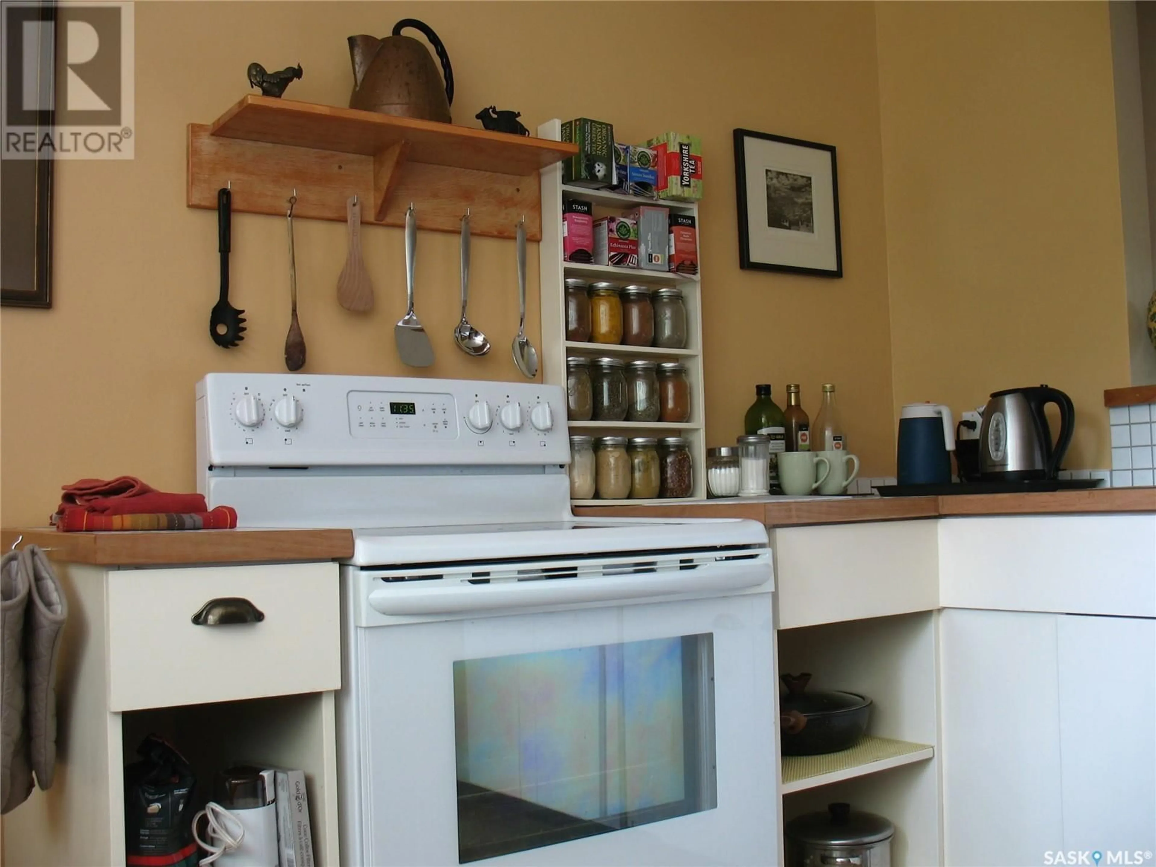 Standard kitchen, unknown for 2007 1ST STREET, Rockglen Saskatchewan S0H3R0