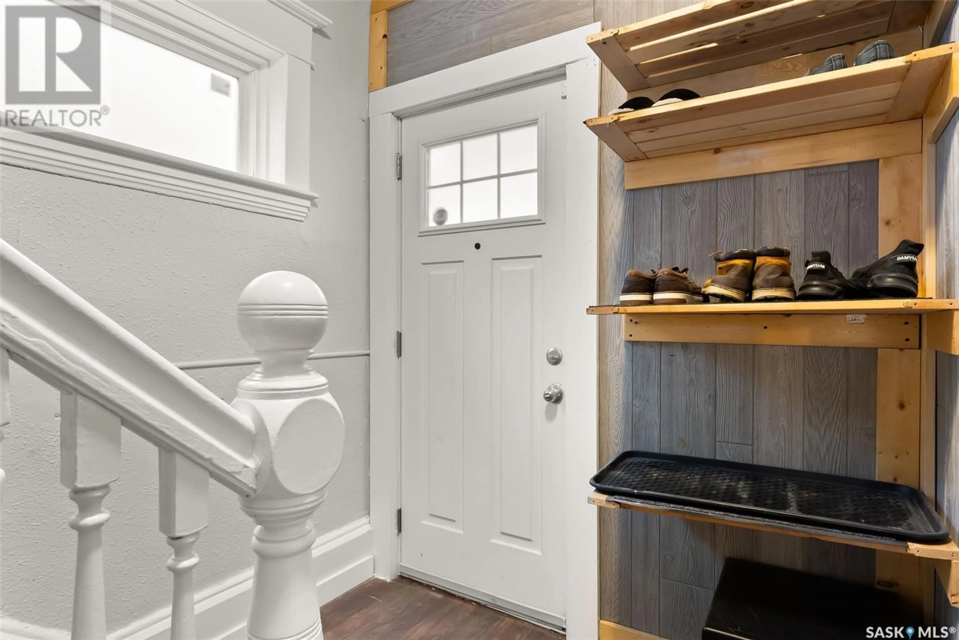 Indoor entryway for 2108 RAE STREET, Regina Saskatchewan S4T2E7