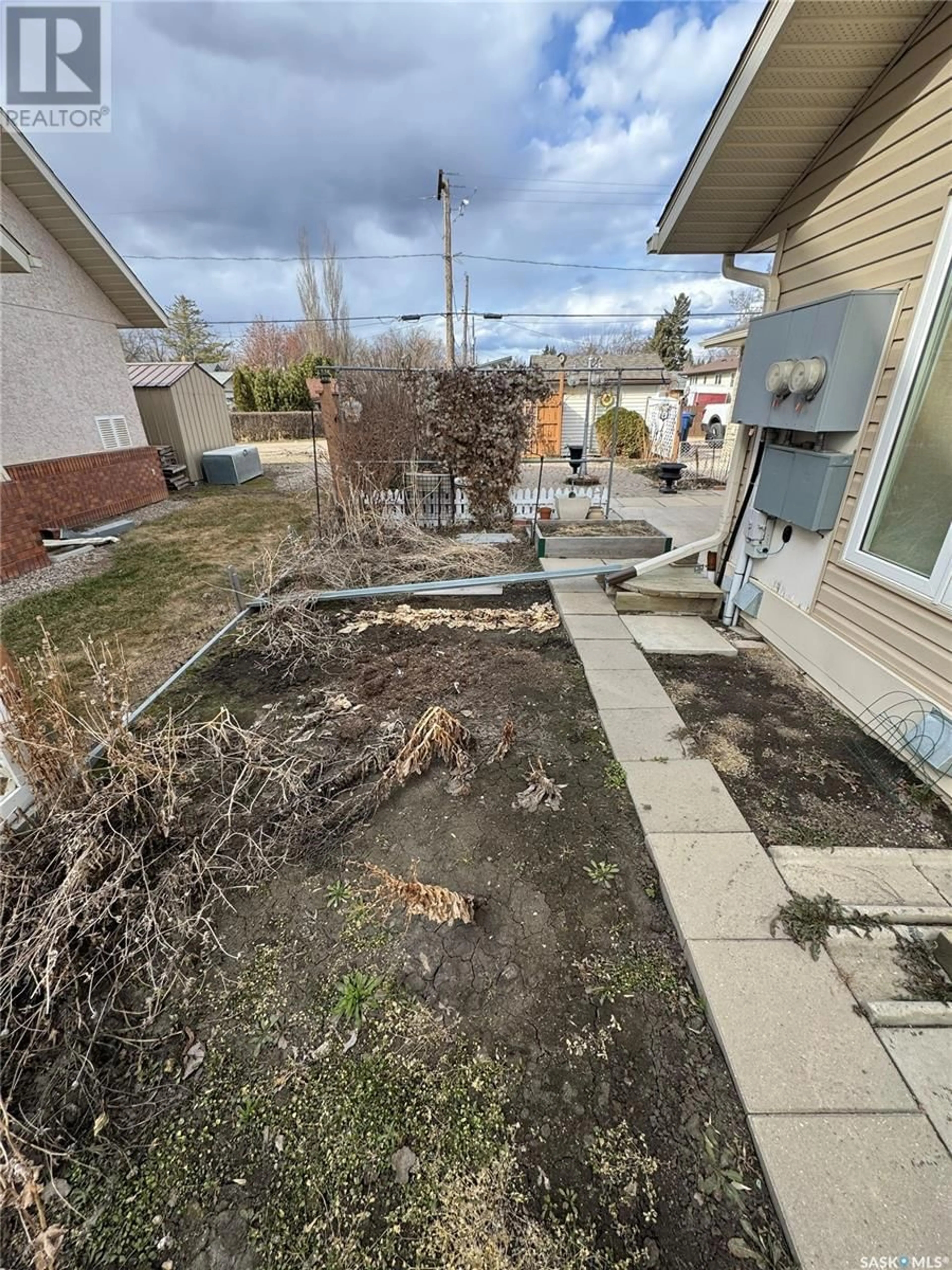 A pic from outside/outdoor area/front of a property/back of a property/a pic from drone, street for 26 2ND STREET, Leask Saskatchewan S0J1M0