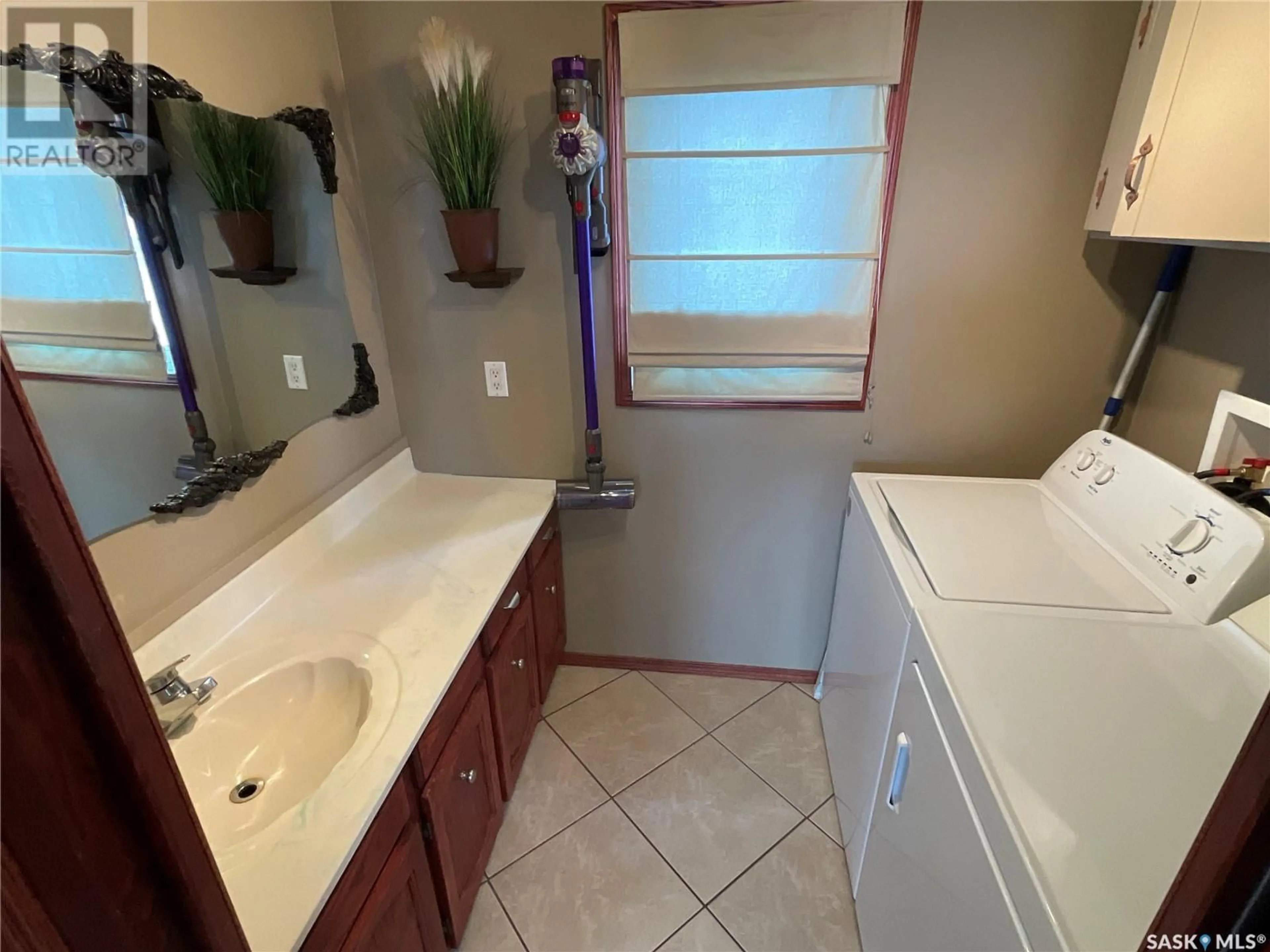 Standard bathroom, ceramic/tile floor for 215 7TH STREET, Wakaw Saskatchewan S0K4P0