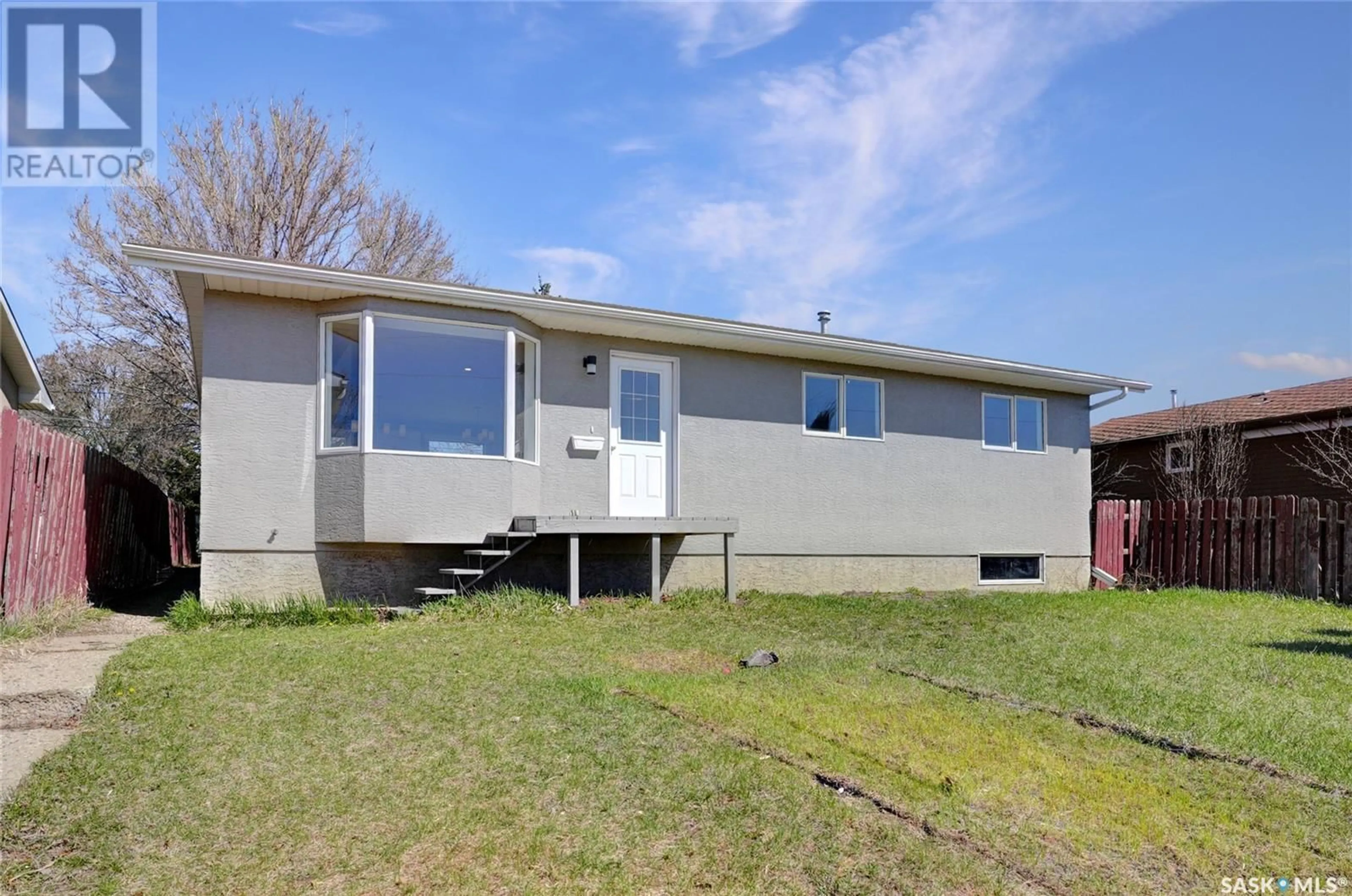 Home with vinyl exterior material, street for 918 FAIRFORD STREET E, Moose Jaw Saskatchewan S6H0G5