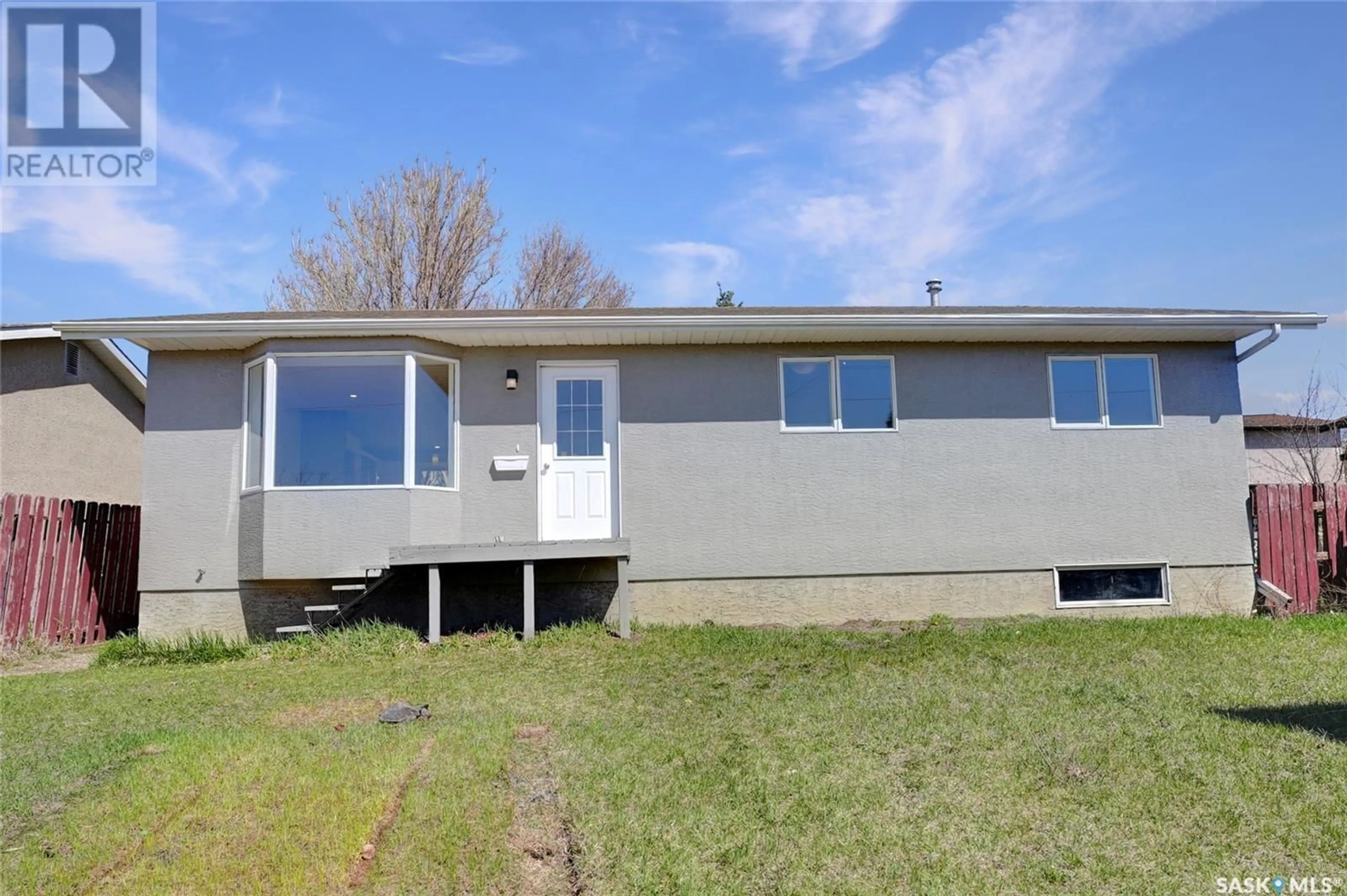 Home with vinyl exterior material, street for 918 FAIRFORD STREET E, Moose Jaw Saskatchewan S6H0G5