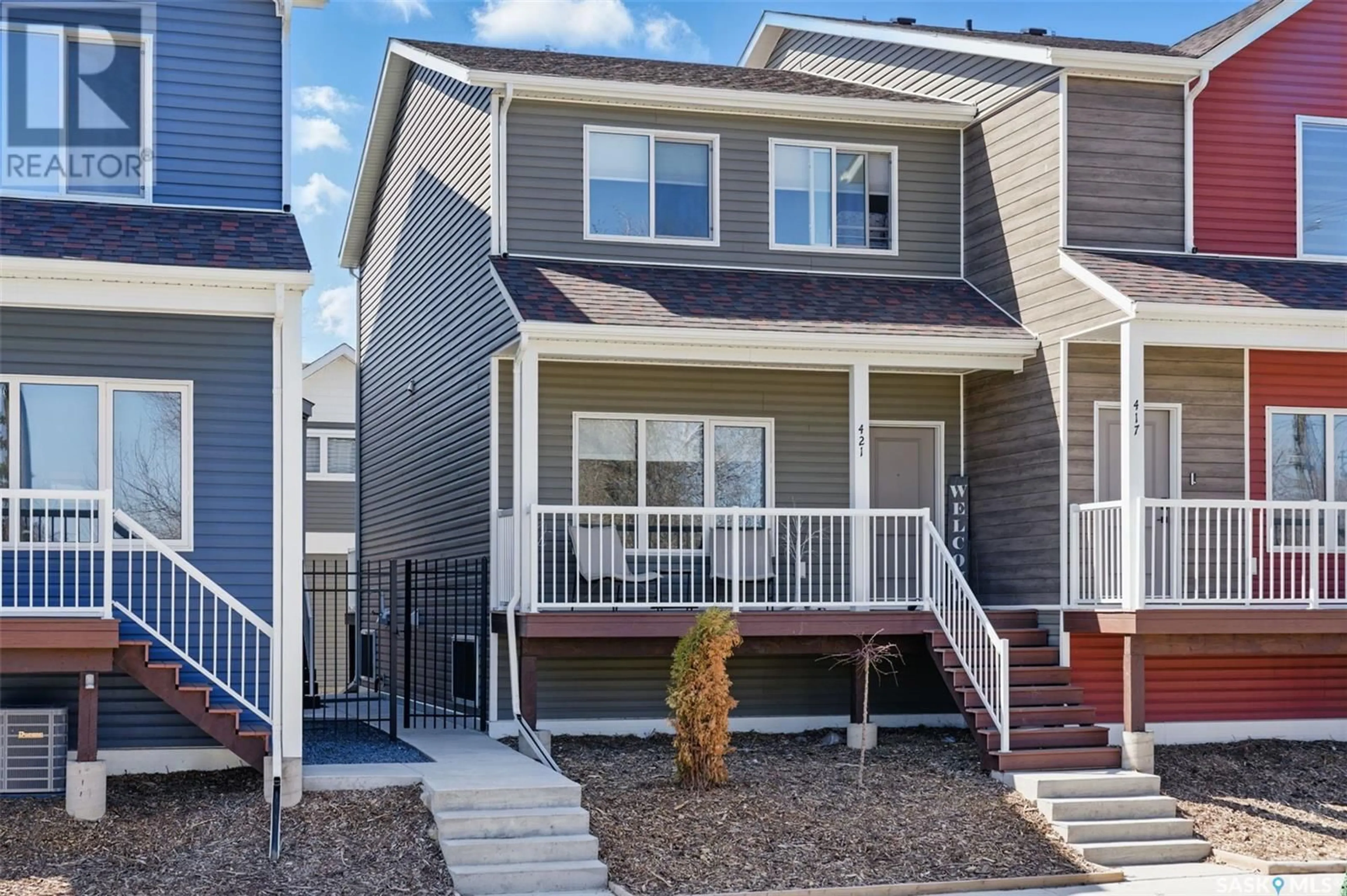 Home with vinyl exterior material, street for 421 L AVENUE, Saskatoon Saskatchewan S7M5Y6