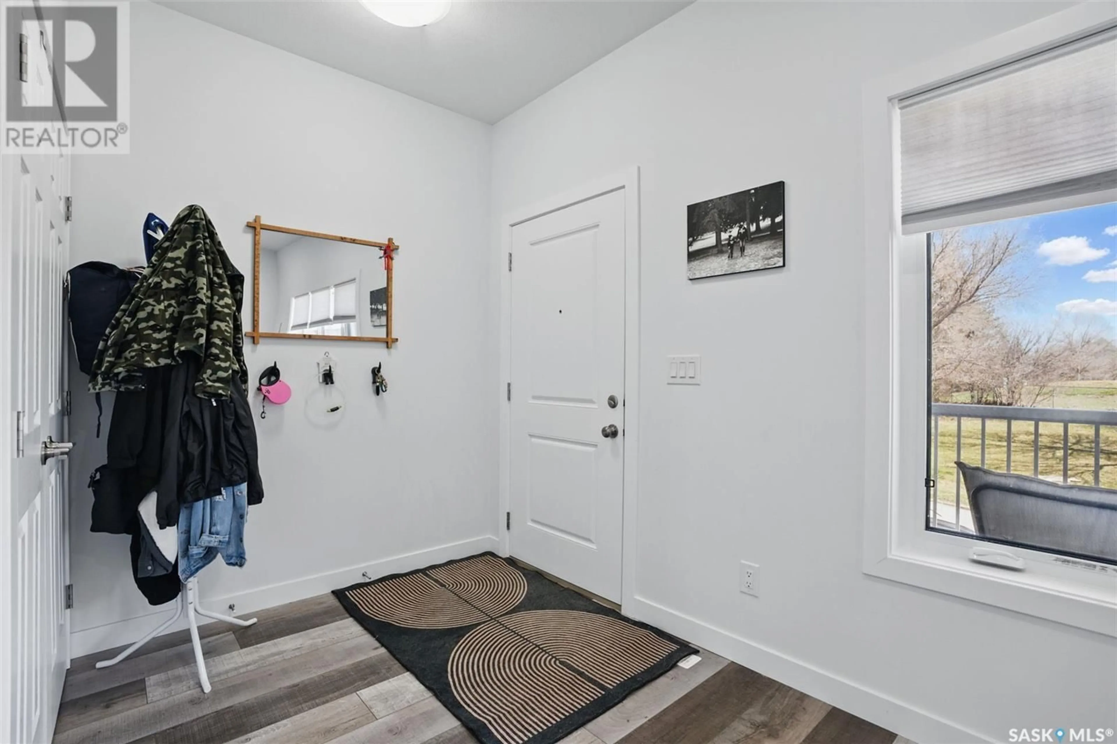 Indoor entryway for 421 L AVENUE, Saskatoon Saskatchewan S7M5Y6