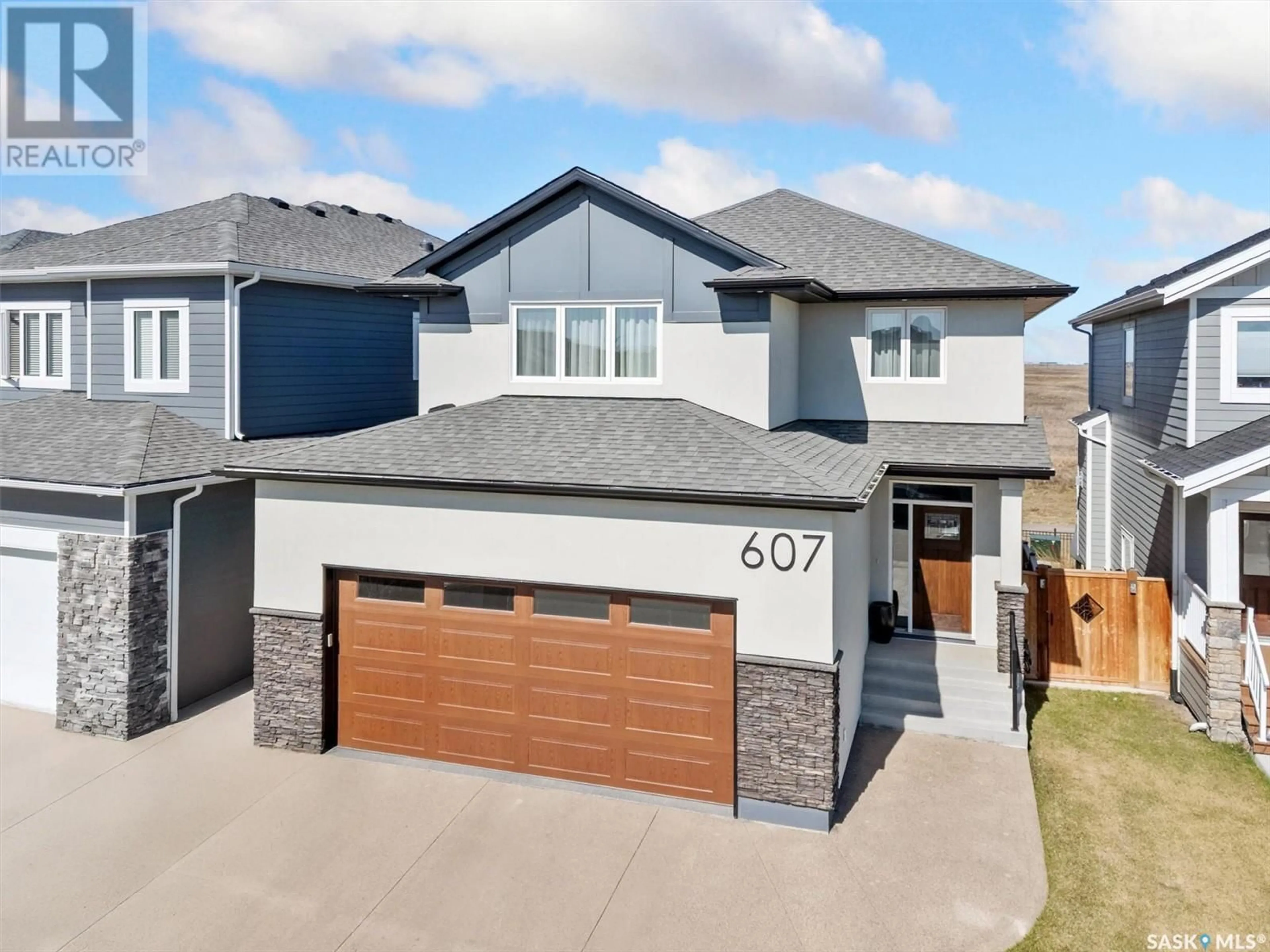 A pic from outside/outdoor area/front of a property/back of a property/a pic from drone, street for 607 FAST CRESCENT, Saskatoon Saskatchewan S7W0X1