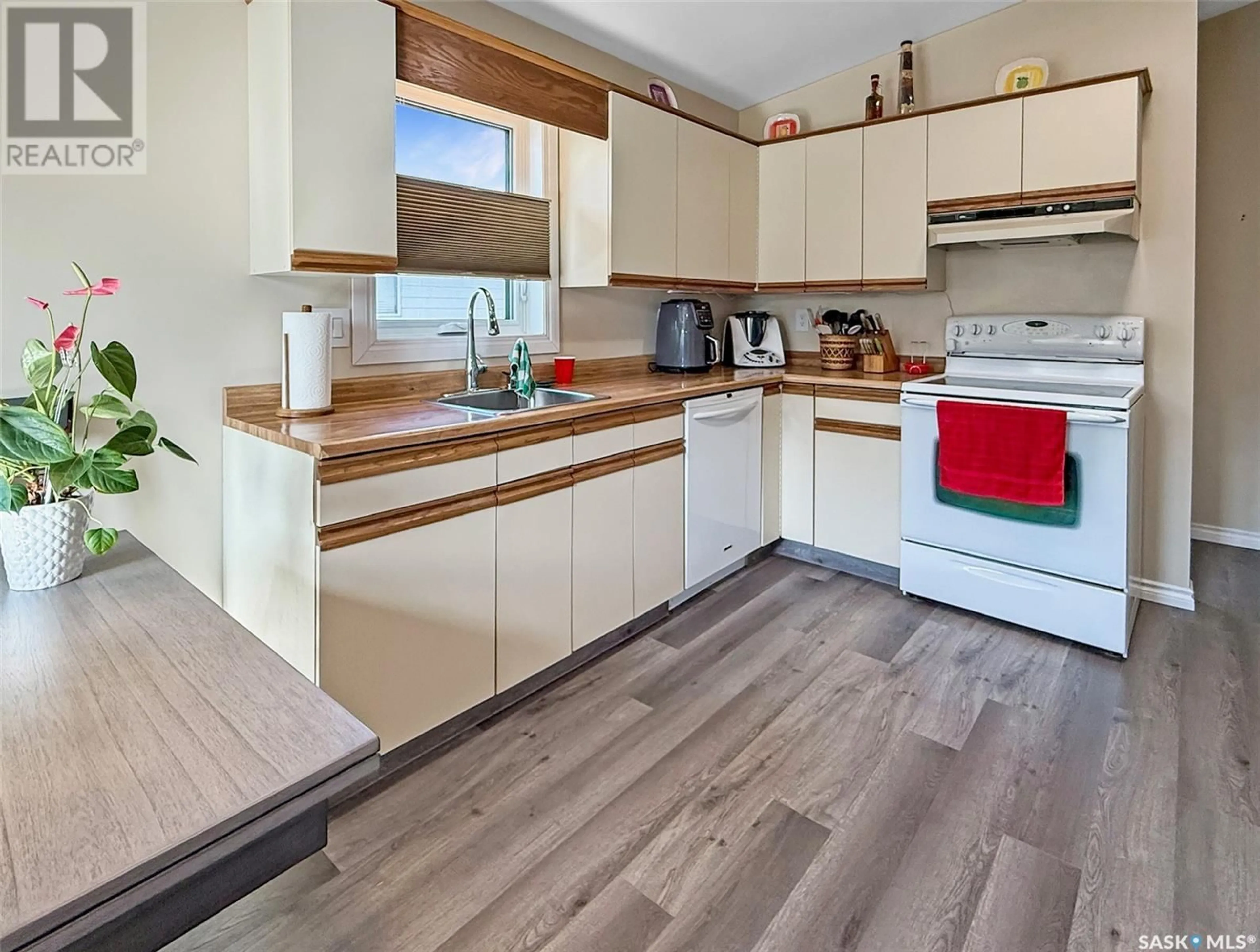 Standard kitchen, wood/laminate floor for 360 COWIE CRESCENT, Swift Current Saskatchewan S9H4S2