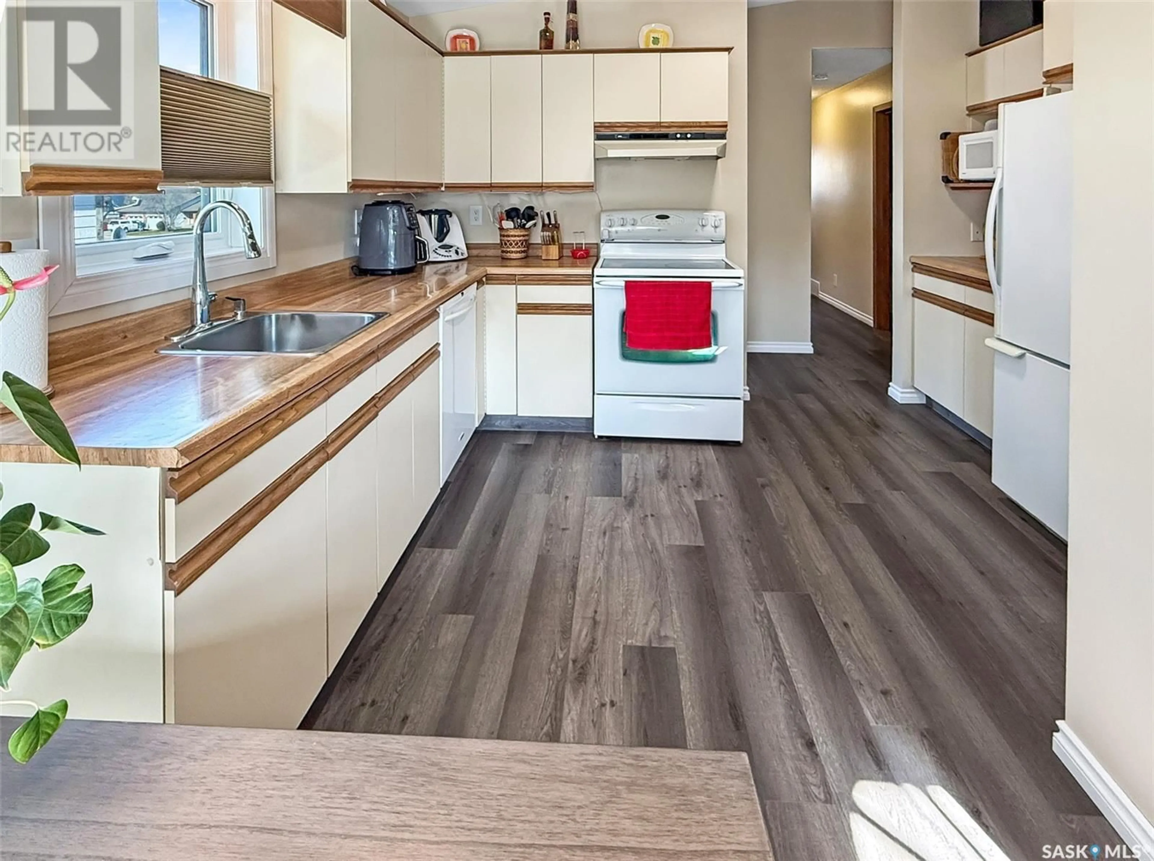 Open concept kitchen, wood/laminate floor for 360 COWIE CRESCENT, Swift Current Saskatchewan S9H4S2