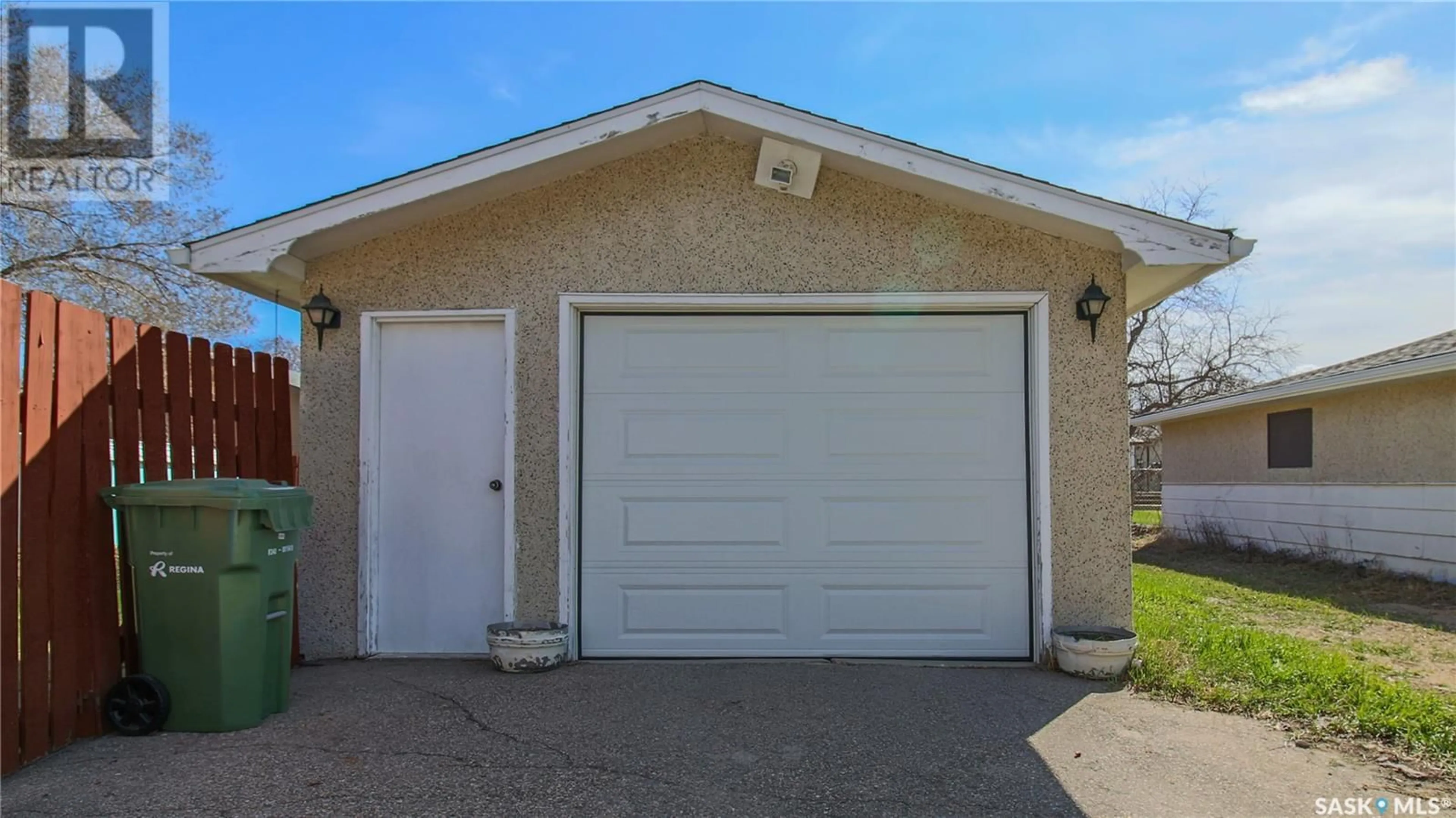 Indoor garage for 19 MERLIN CRESCENT, Regina Saskatchewan S4R3E7