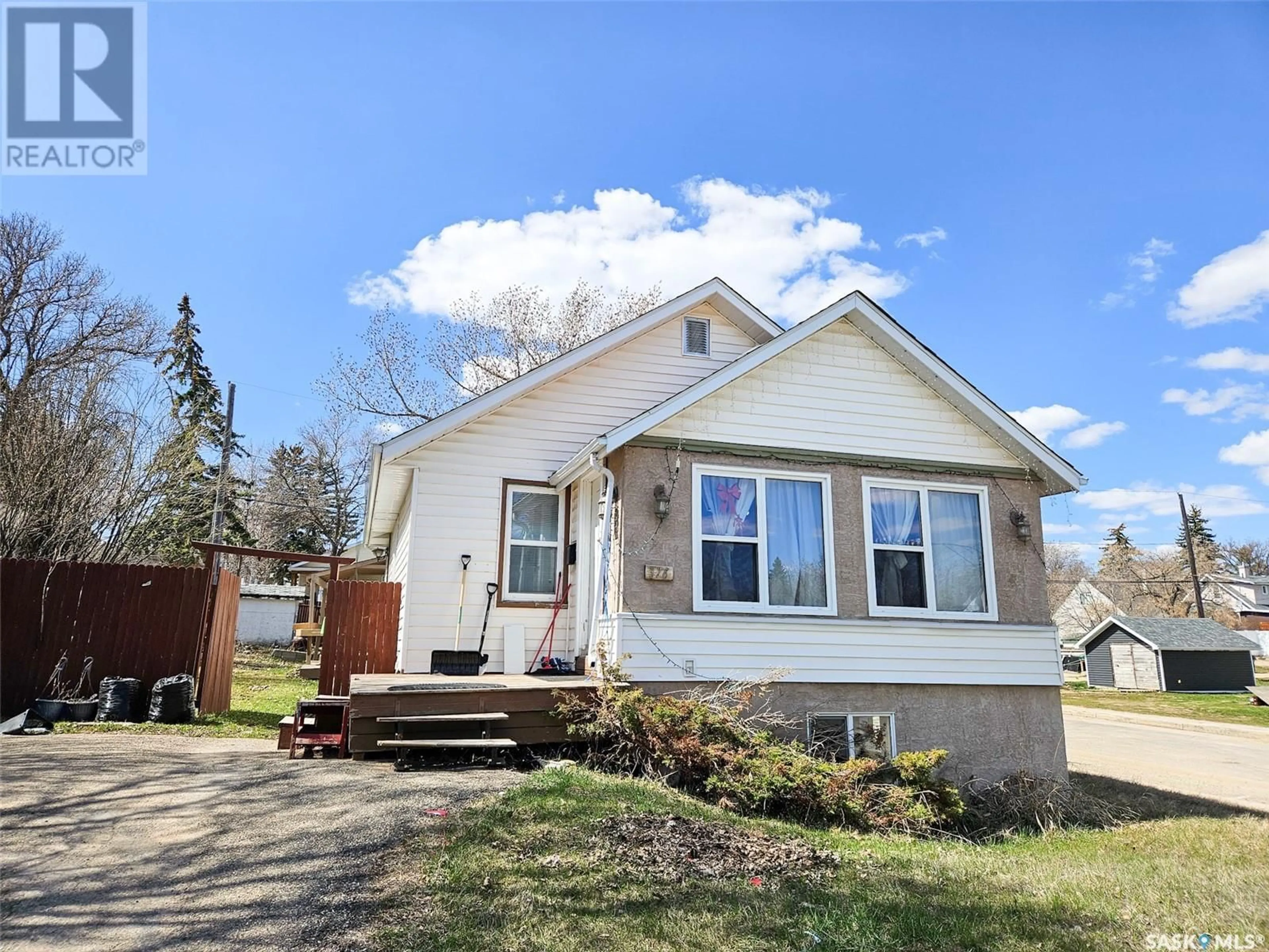 Home with vinyl exterior material, street for 376 4TH AVENUE, Swift Current Saskatchewan S9H0V2