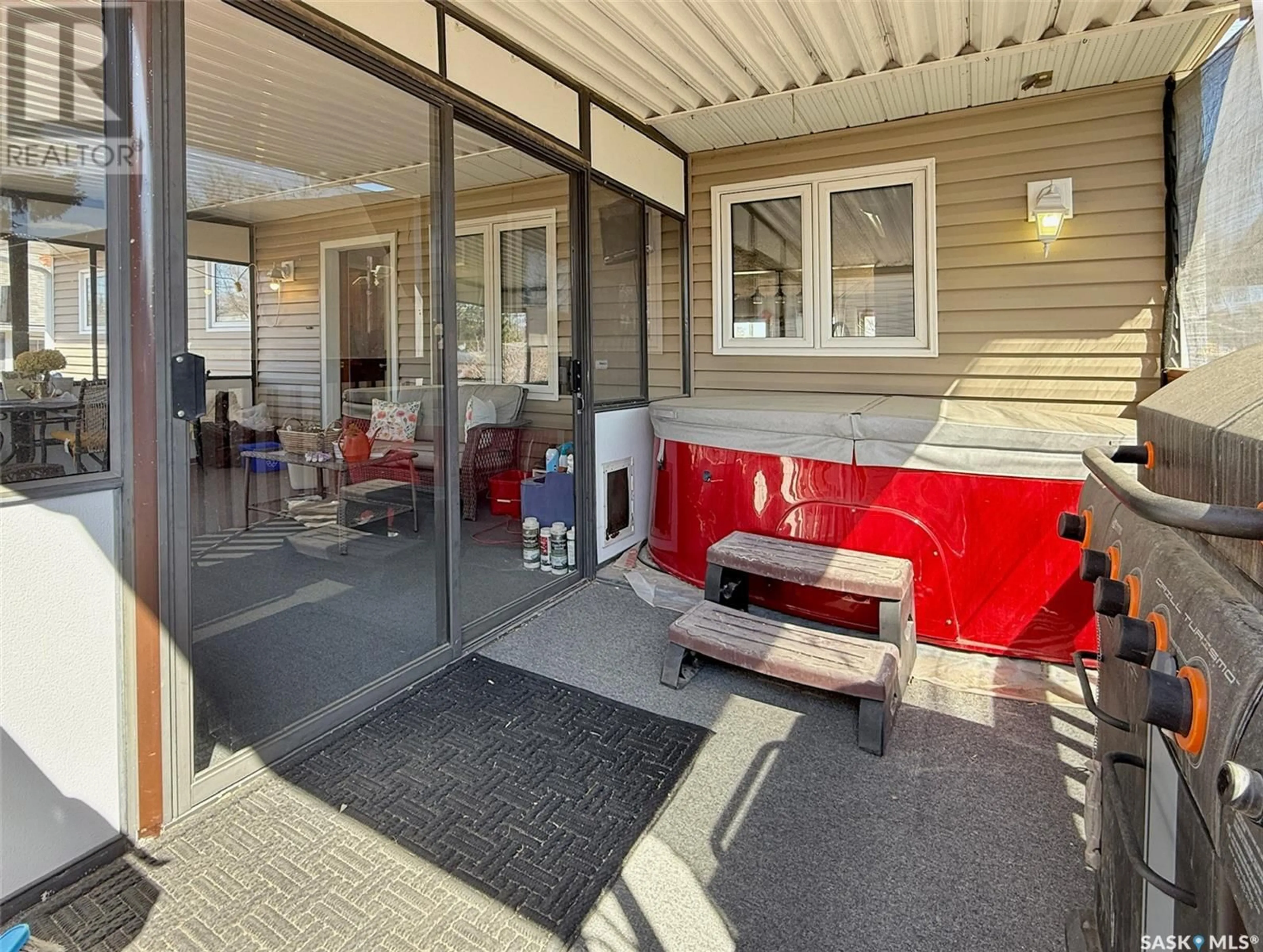 Patio, street for 246 5TH AVENUE, Swift Current Saskatchewan S9H3N1