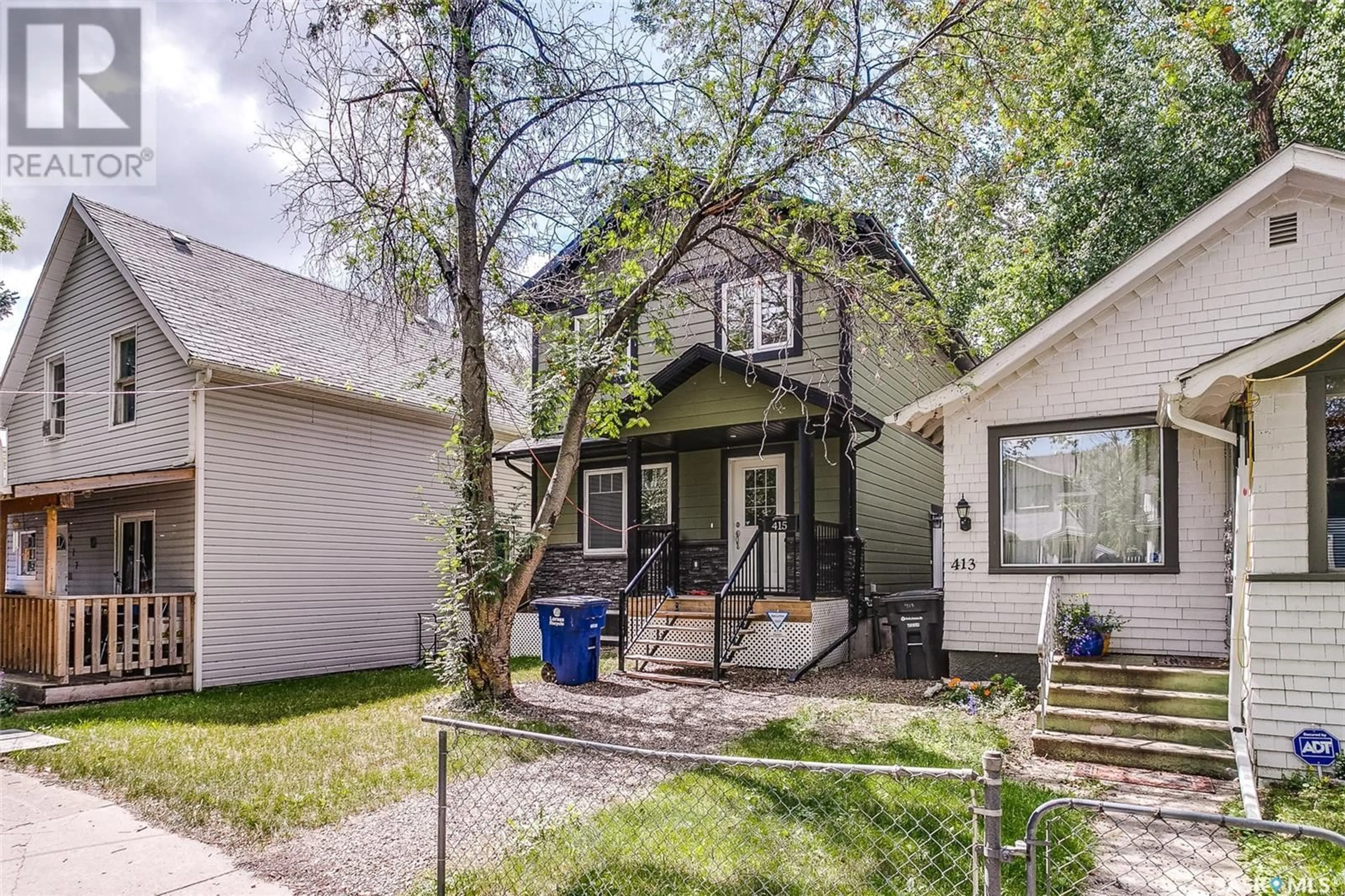 Home with vinyl exterior material, street for 415 G AVENUE, Saskatoon Saskatchewan S7M1V5