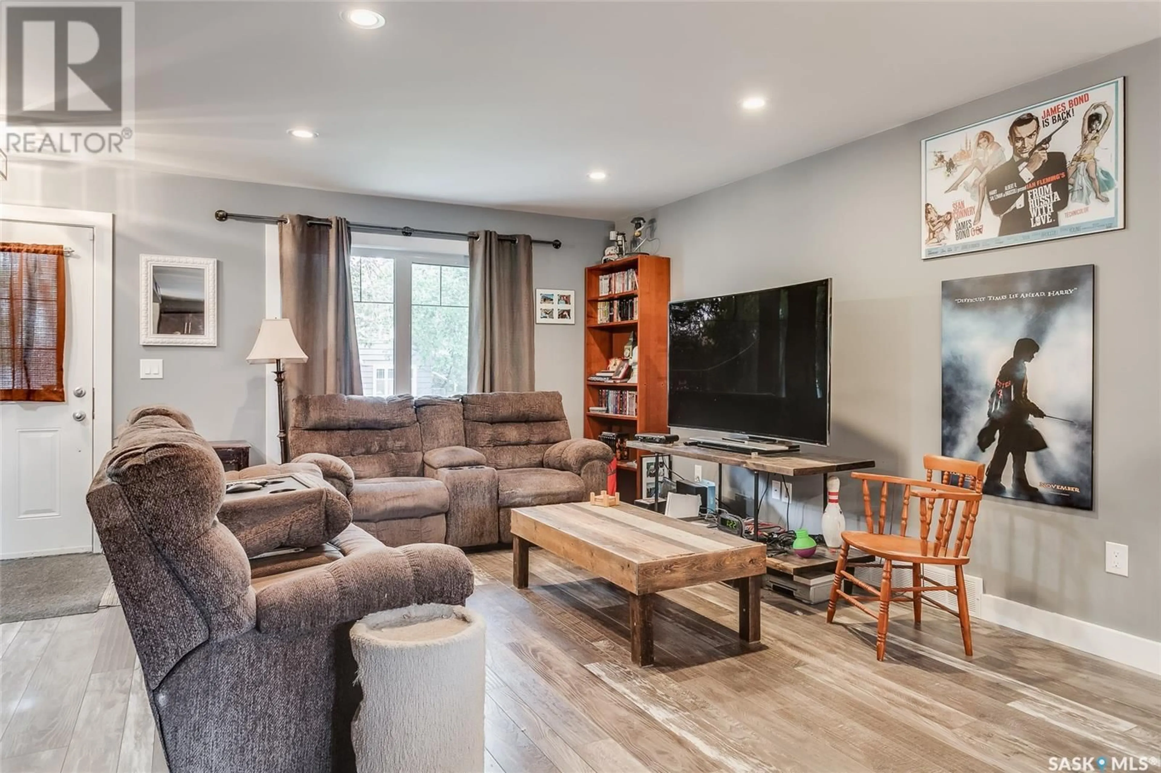 Living room with furniture, wood/laminate floor for 415 G AVENUE, Saskatoon Saskatchewan S7M1V5