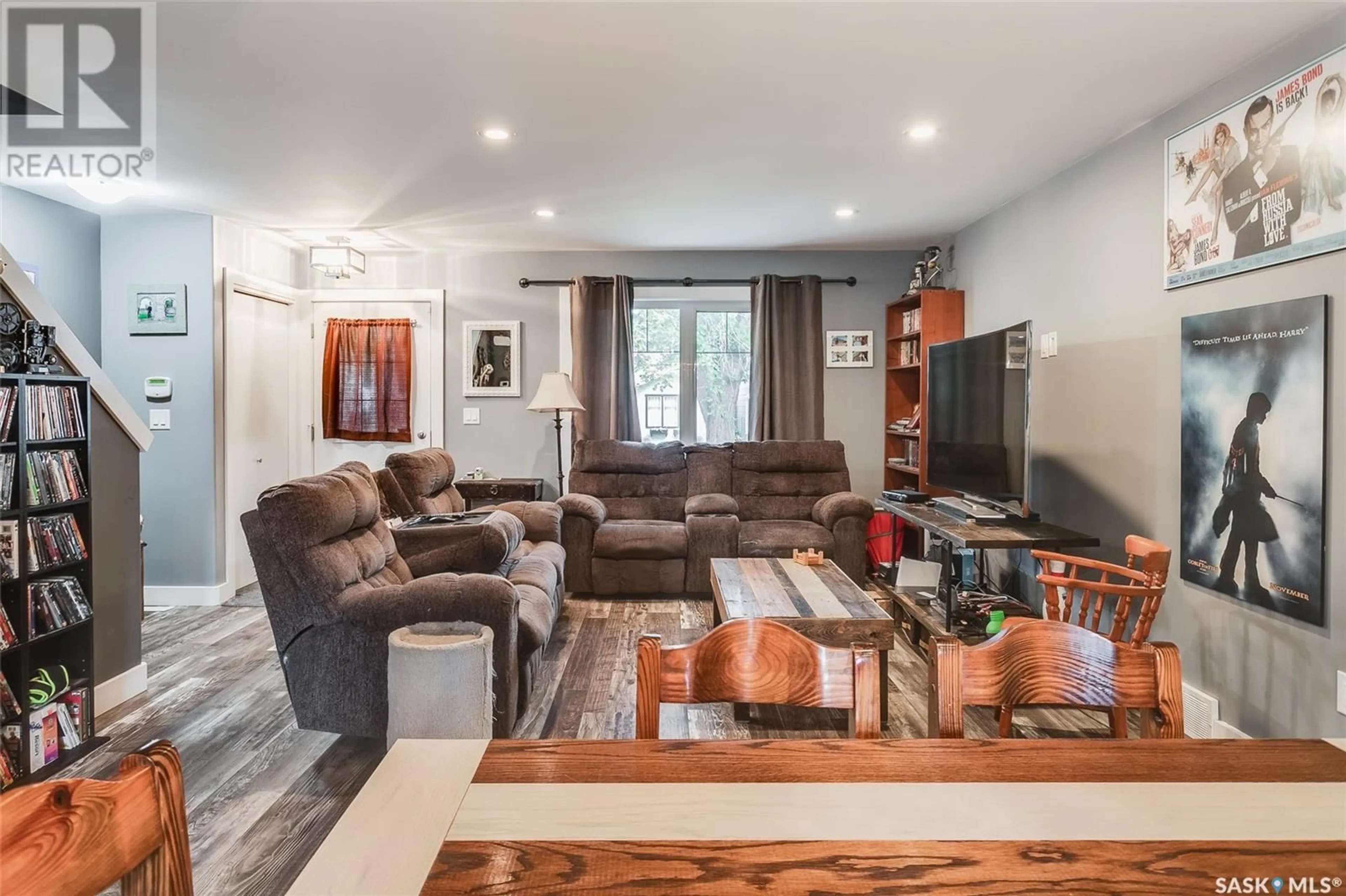 Living room with furniture, unknown for 415 G AVENUE, Saskatoon Saskatchewan S7M1V5