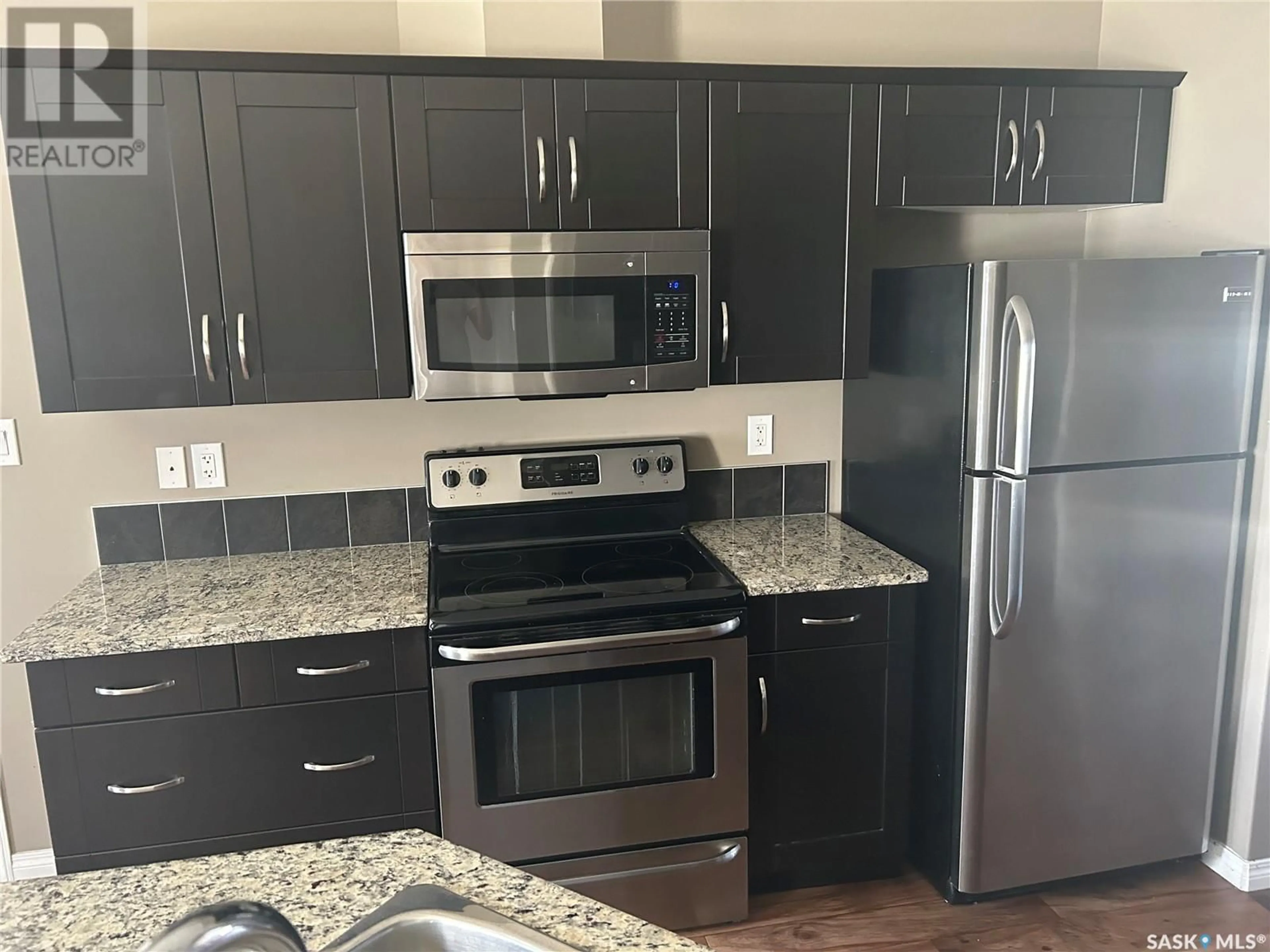Standard kitchen, unknown for 210 103 KLASSEN CRESCENT, Saskatoon Saskatchewan S7R0J2