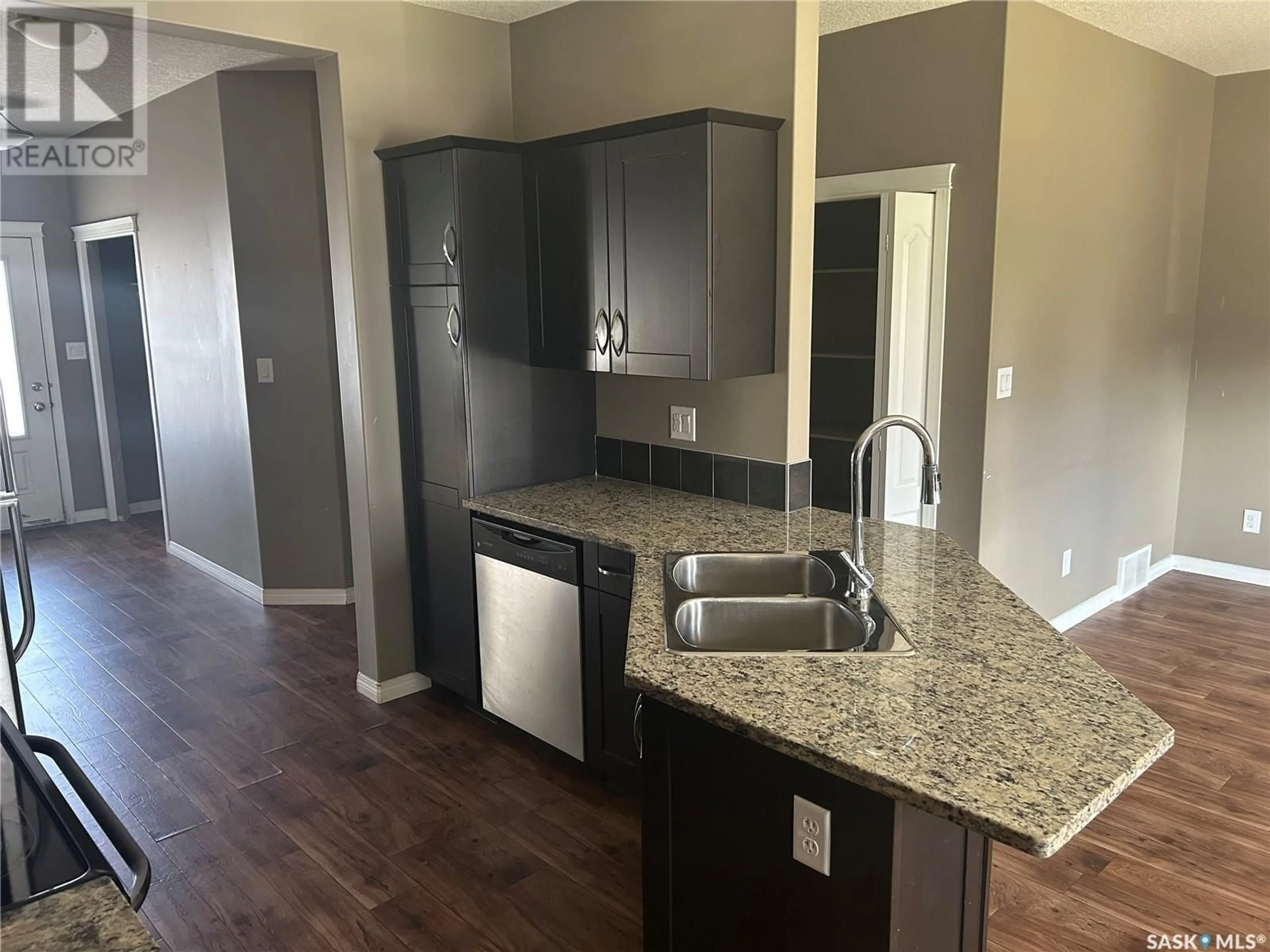 Open concept kitchen, unknown for 210 103 KLASSEN CRESCENT, Saskatoon Saskatchewan S7R0J2