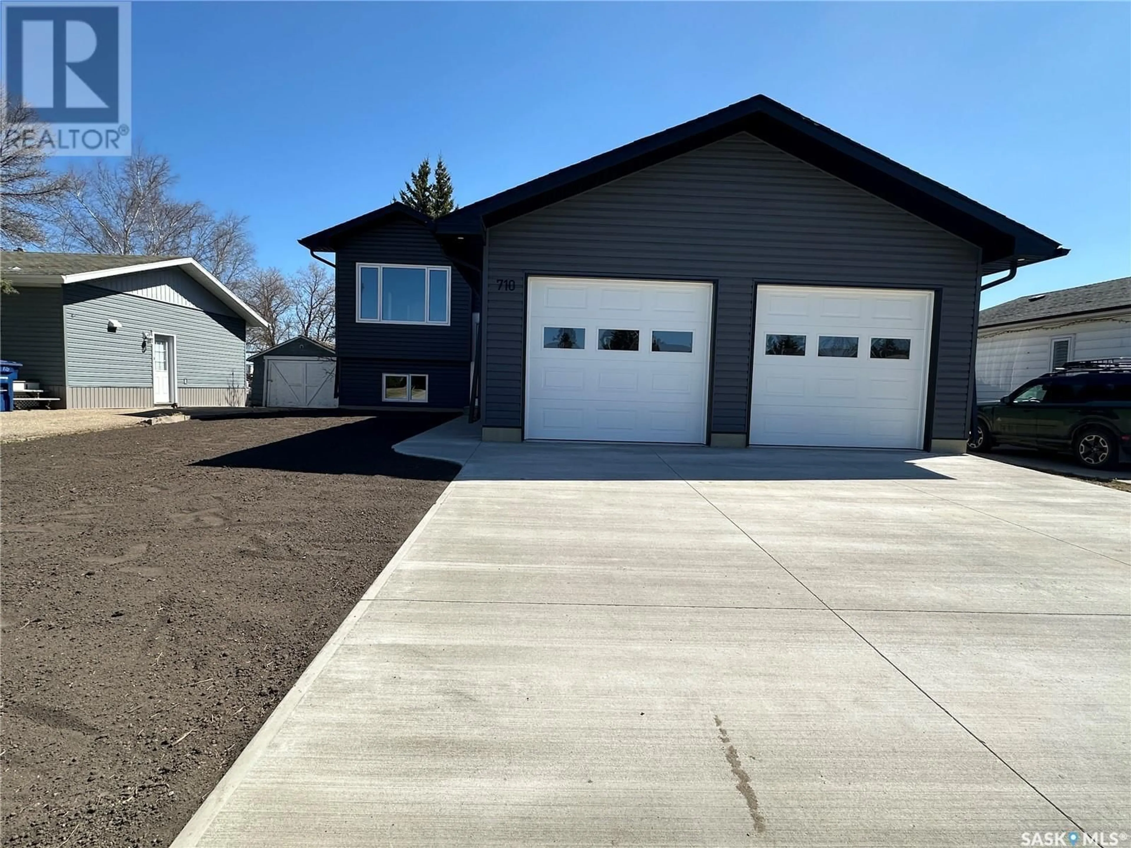 Indoor garage for 710 3RD STREET, Humboldt Saskatchewan S0K2A0