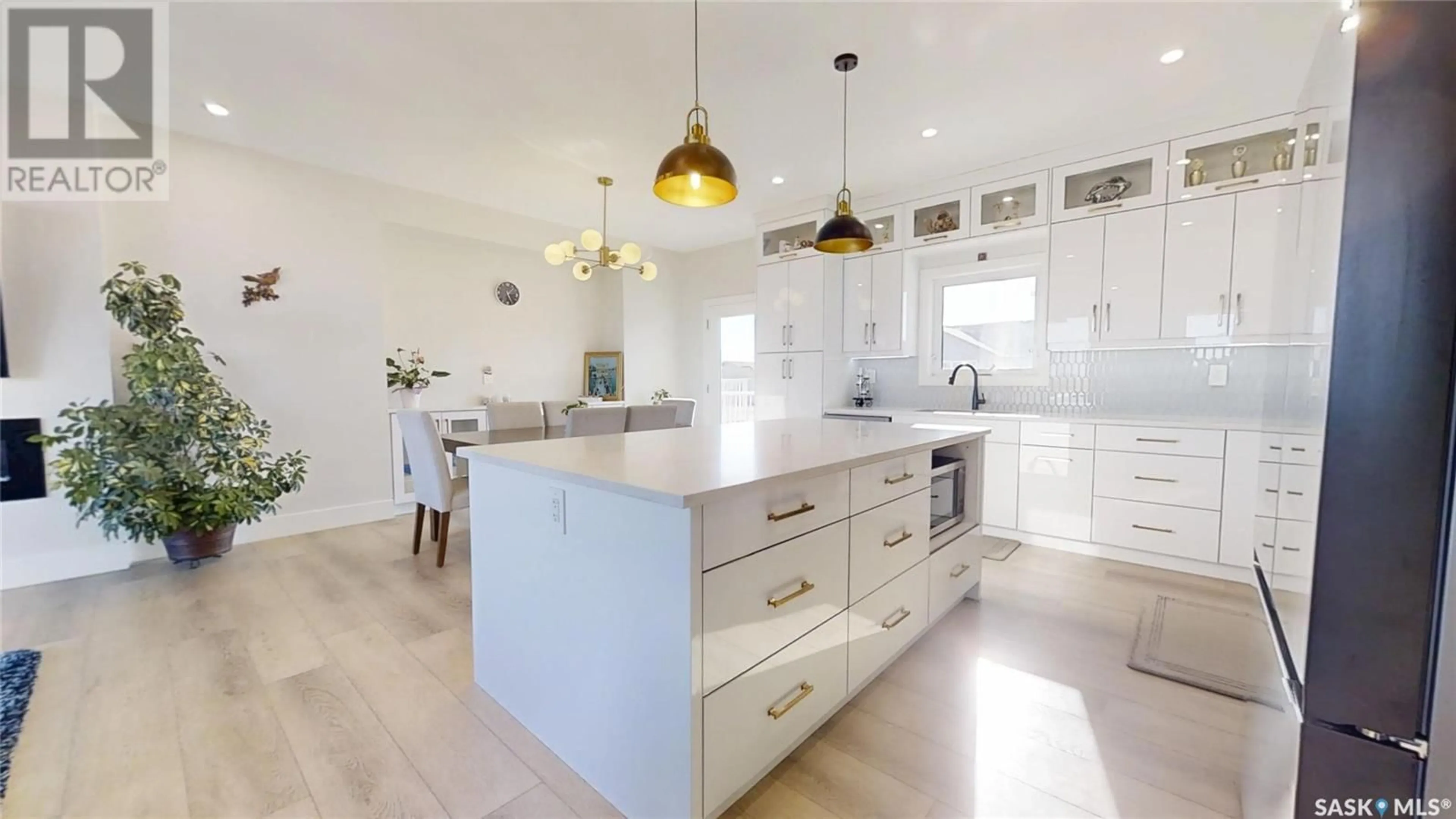Contemporary kitchen, unknown for 728 WEIR CRESCENT, Warman Saskatchewan S0K4S4