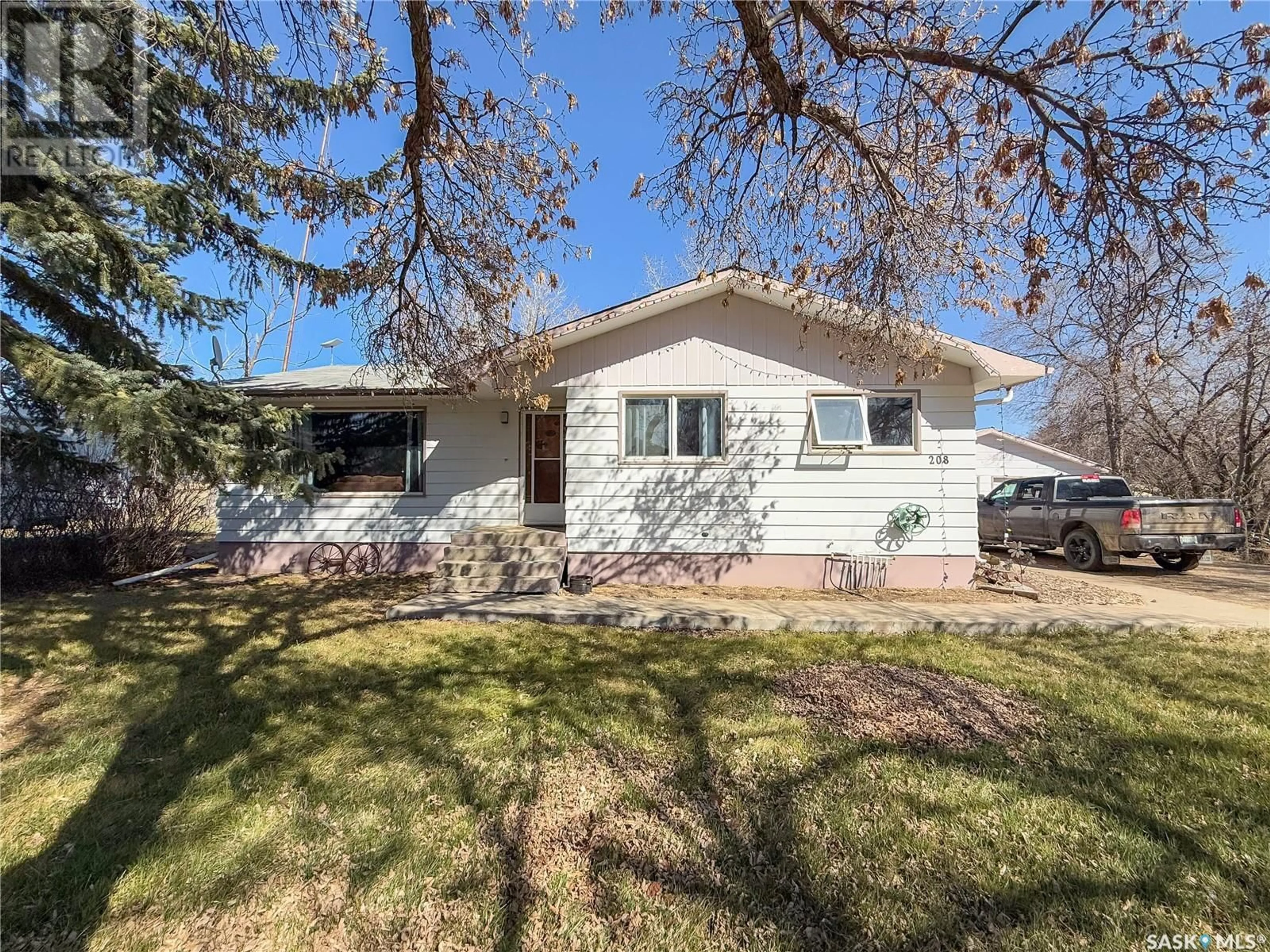 Home with vinyl exterior material, street for 208 1ST STREET, Climax Saskatchewan S0N0N0
