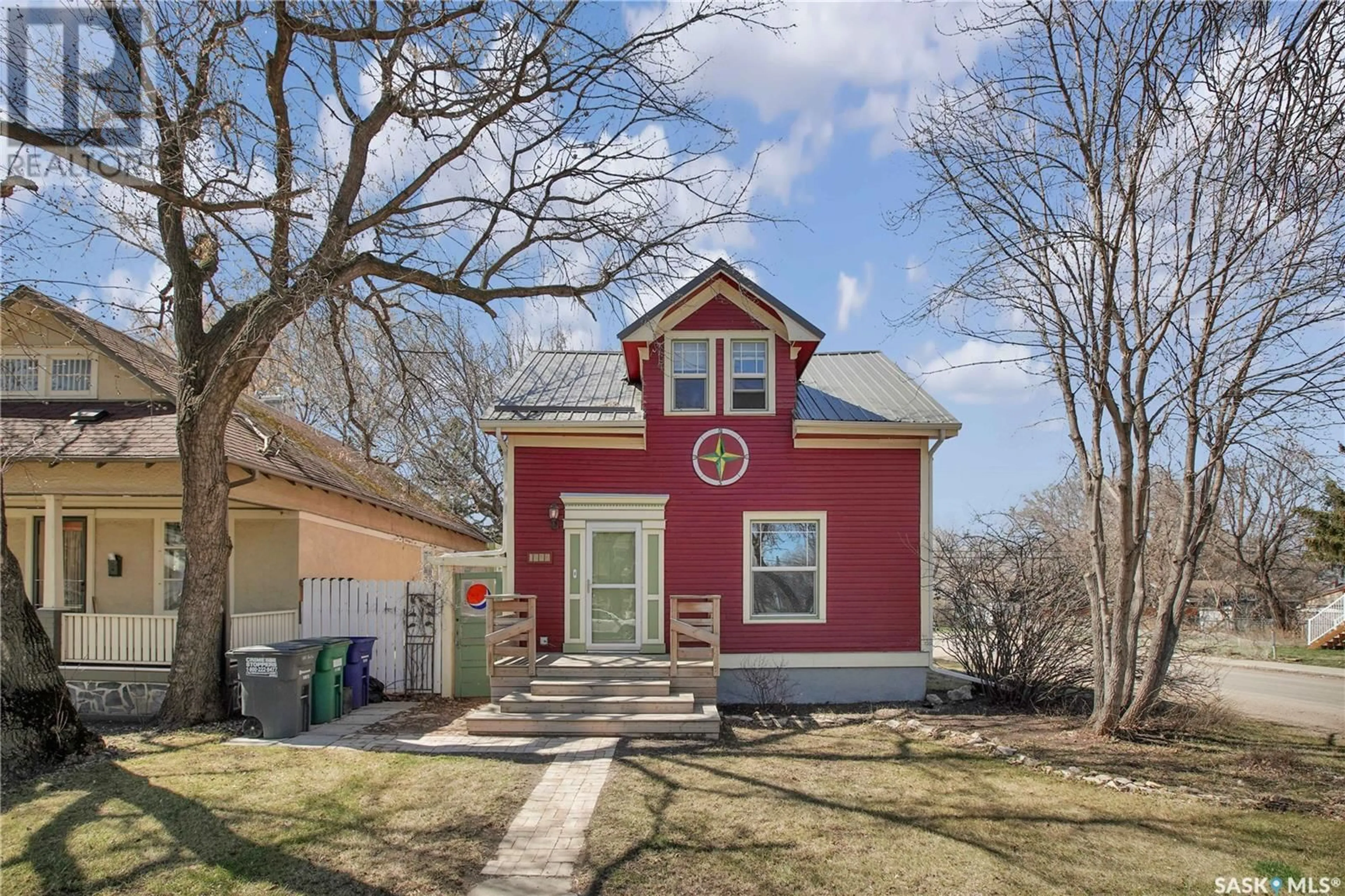 Home with vinyl exterior material, street for 1237 H AVENUE, Saskatoon Saskatchewan S7L2E1